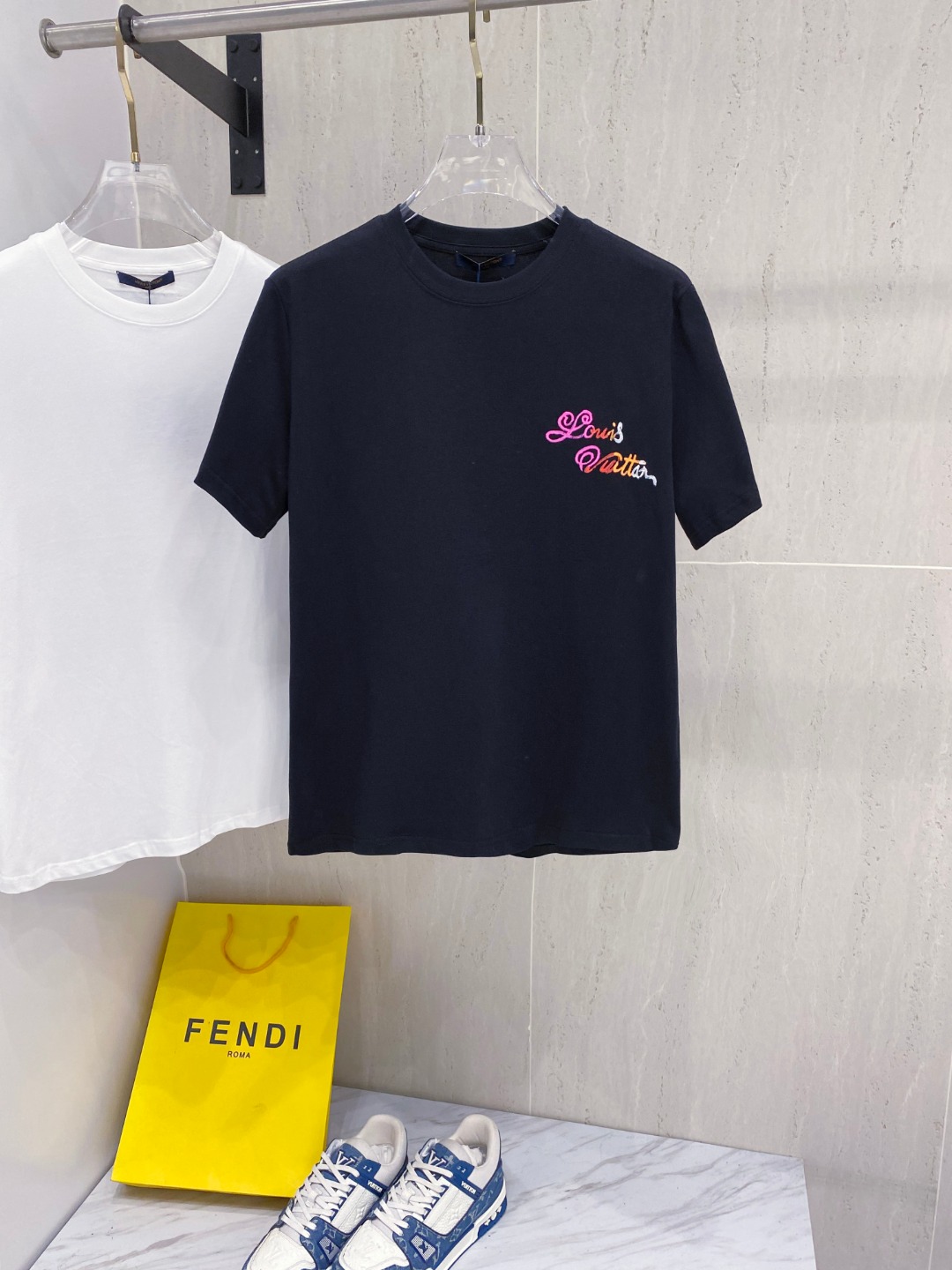 路易威*1V 25SS春夏新款首发专柜最新款短袖圆领T恤 手绘高端订制 设计前卫时尚！品牌logo重工艺