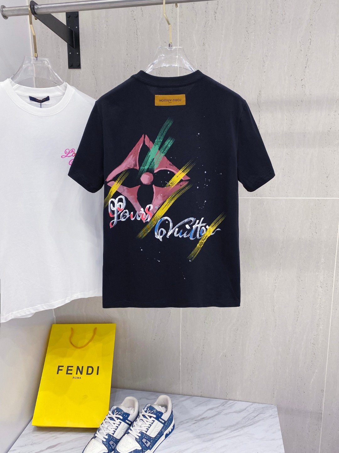 路易威*1V 25SS春夏新款首发专柜最新款短袖圆领T恤 手绘高端订制 设计前卫时尚！品牌logo重工艺