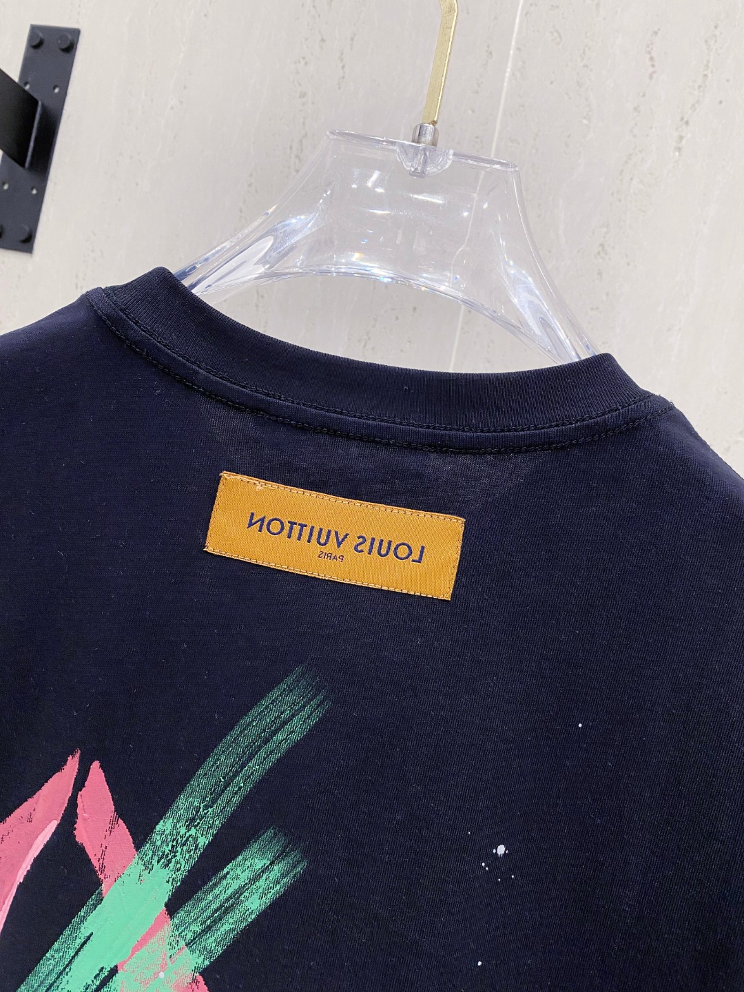 路易威*1V 25SS春夏新款首发专柜最新款短袖圆领T恤 手绘高端订制 设计前卫时尚！品牌logo重工艺