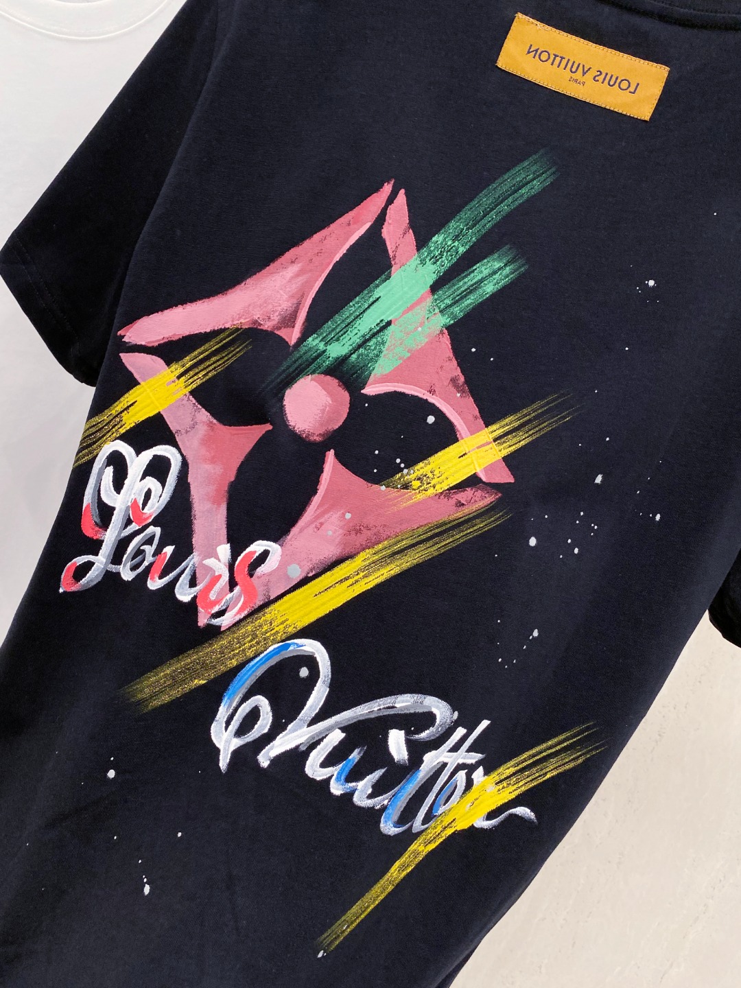 路易威*1V 25SS春夏新款首发专柜最新款短袖圆领T恤 手绘高端订制 设计前卫时尚！品牌logo重工艺