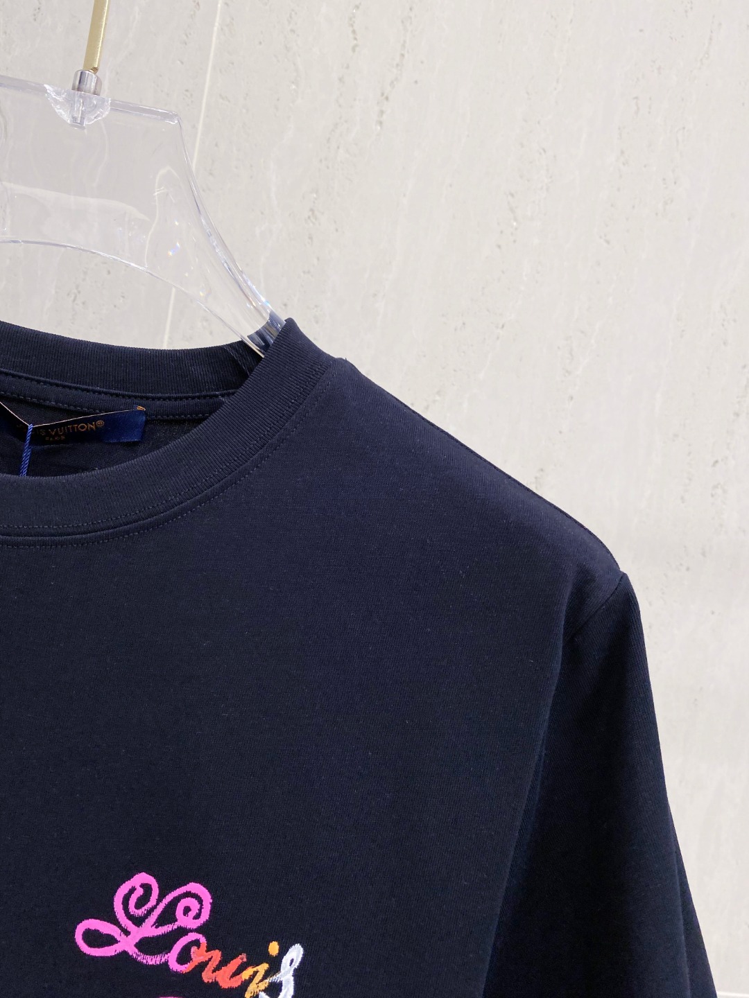 路易威*1V 25SS春夏新款首发专柜最新款短袖圆领T恤 手绘高端订制 设计前卫时尚！品牌logo重工艺