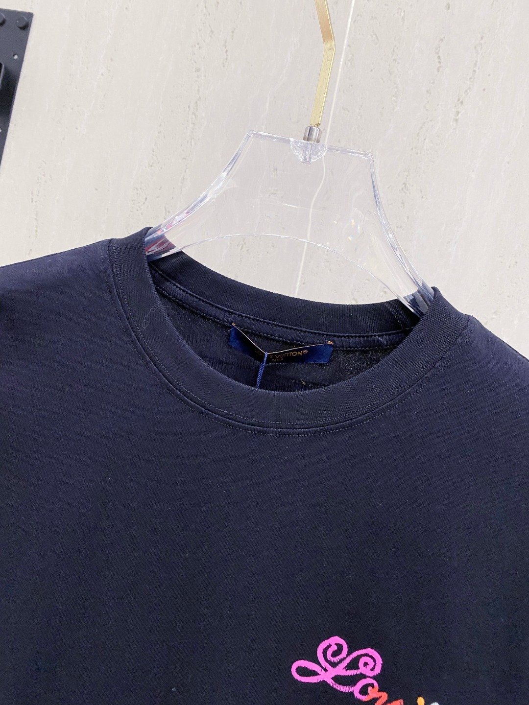 路易威*1V 25SS春夏新款首发专柜最新款短袖圆领T恤 手绘高端订制 设计前卫时尚！品牌logo重工艺