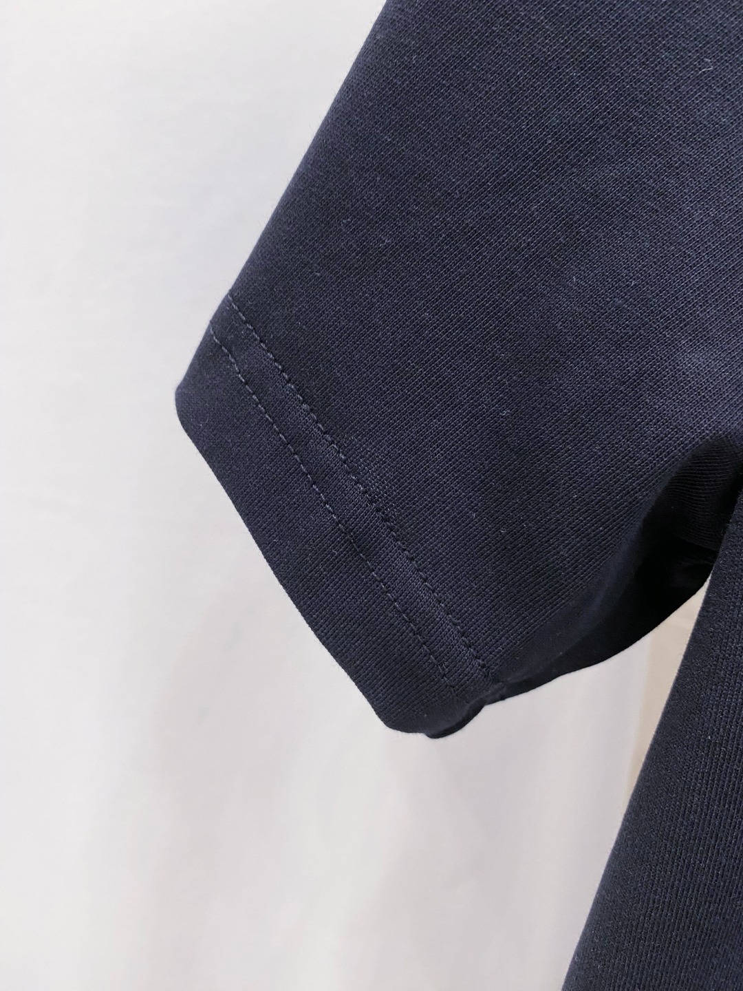 路易威*1V 25SS春夏新款首发专柜最新款短袖圆领T恤 手绘高端订制 设计前卫时尚！品牌logo重工艺