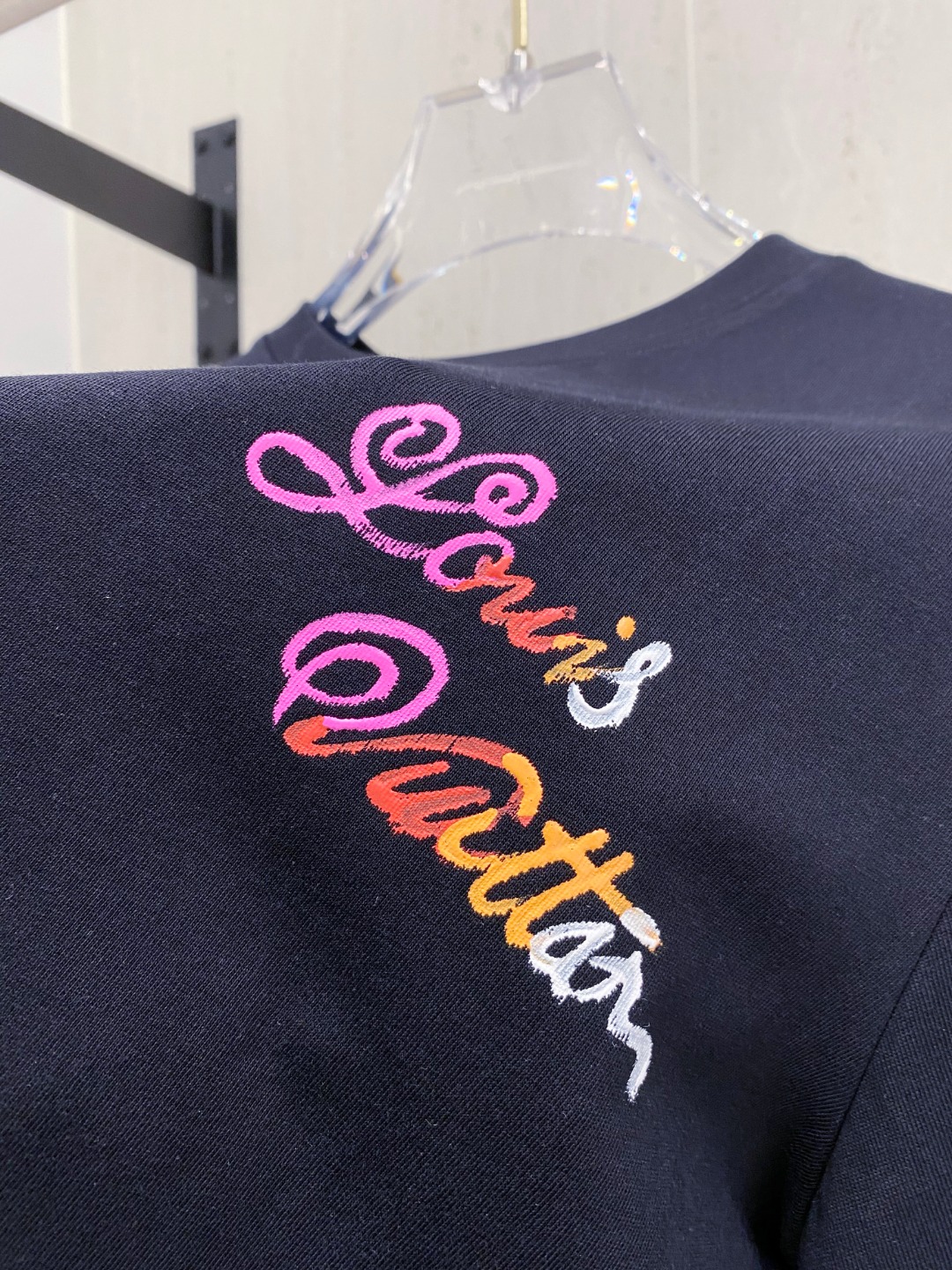 路易威*1V 25SS春夏新款首发专柜最新款短袖圆领T恤 手绘高端订制 设计前卫时尚！品牌logo重工艺