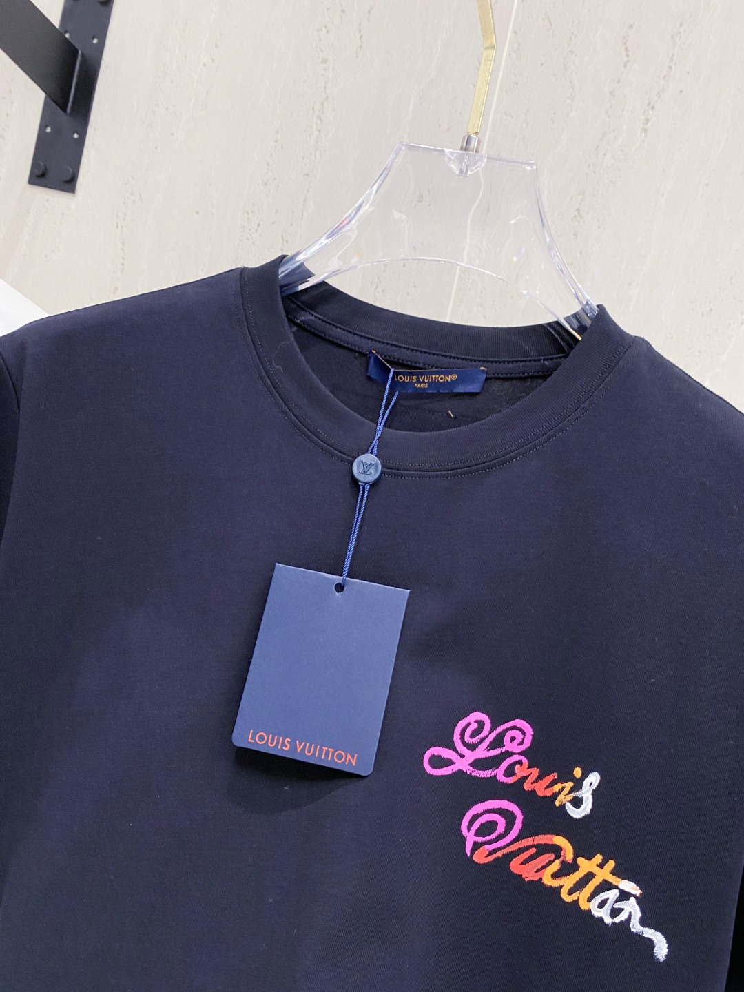 路易威*1V 25SS春夏新款首发专柜最新款短袖圆领T恤 手绘高端订制 设计前卫时尚！品牌logo重工艺