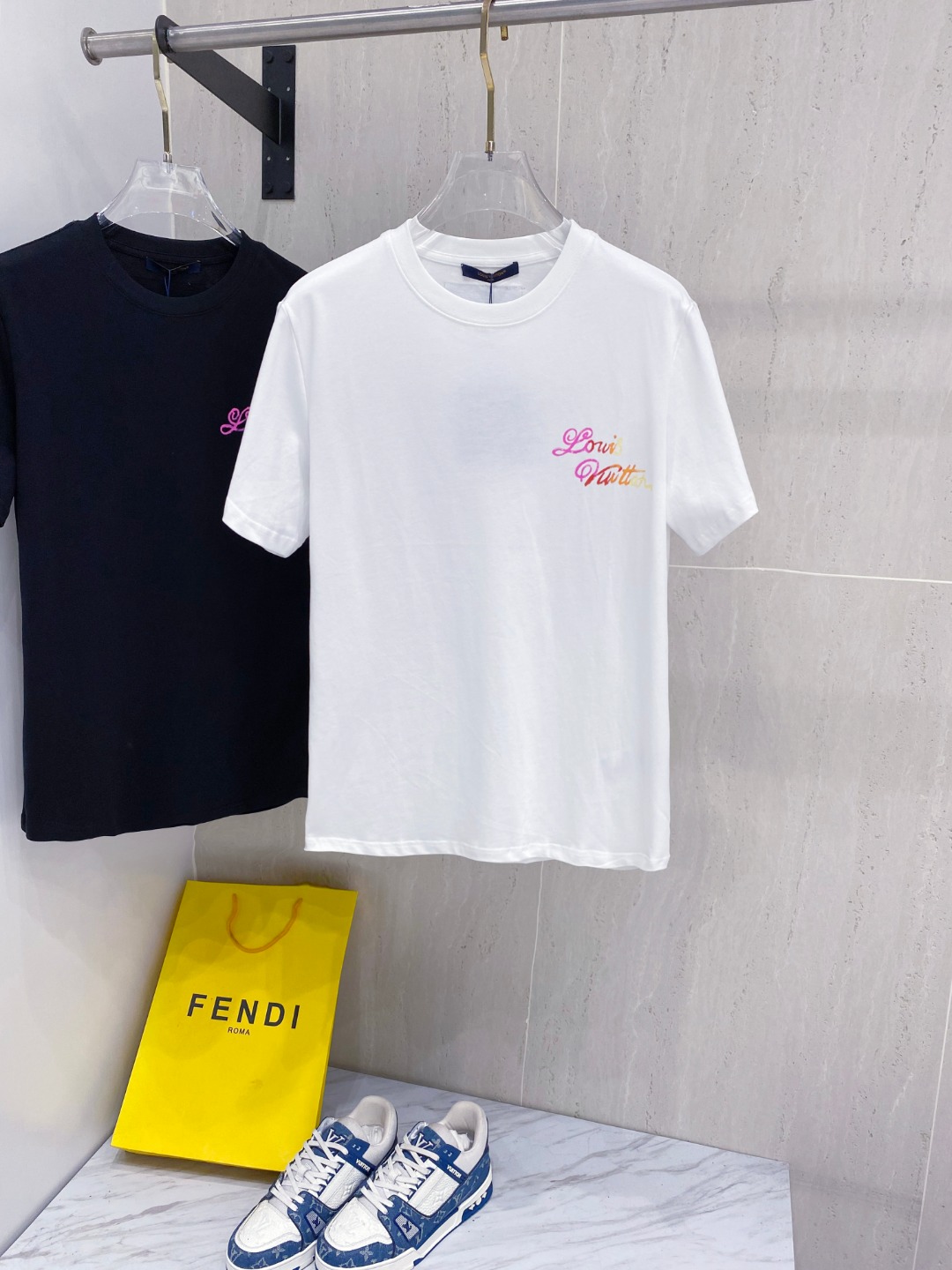 路易威*1V 25SS春夏新款首发专柜最新款短袖圆领T恤 手绘高端订制 设计前卫时尚！品牌logo重工艺