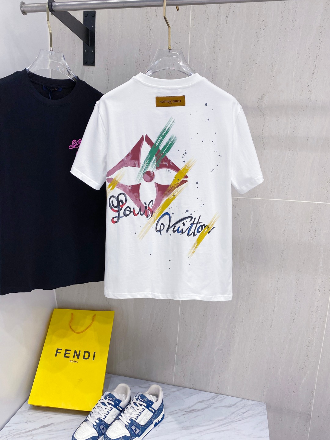 路易威*1V 25SS春夏新款首发专柜最新款短袖圆领T恤 手绘高端订制 设计前卫时尚！品牌logo重工艺