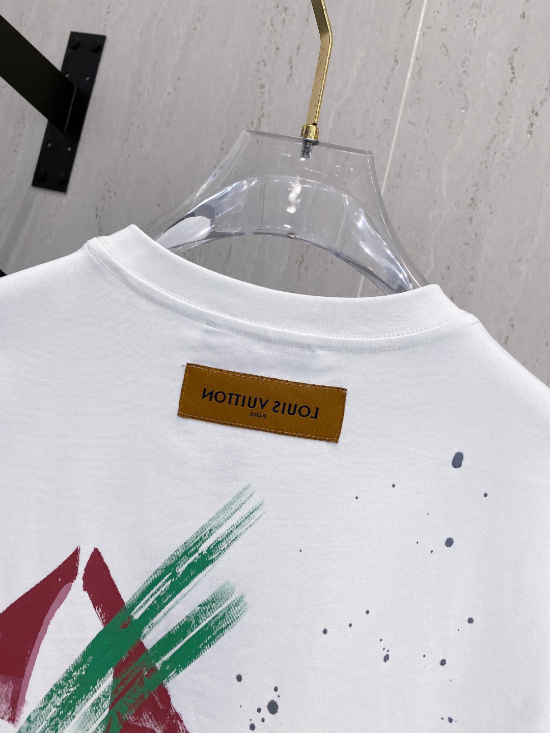 路易威*1V 25SS春夏新款首发专柜最新款短袖圆领T恤 手绘高端订制 设计前卫时尚！品牌logo重工艺