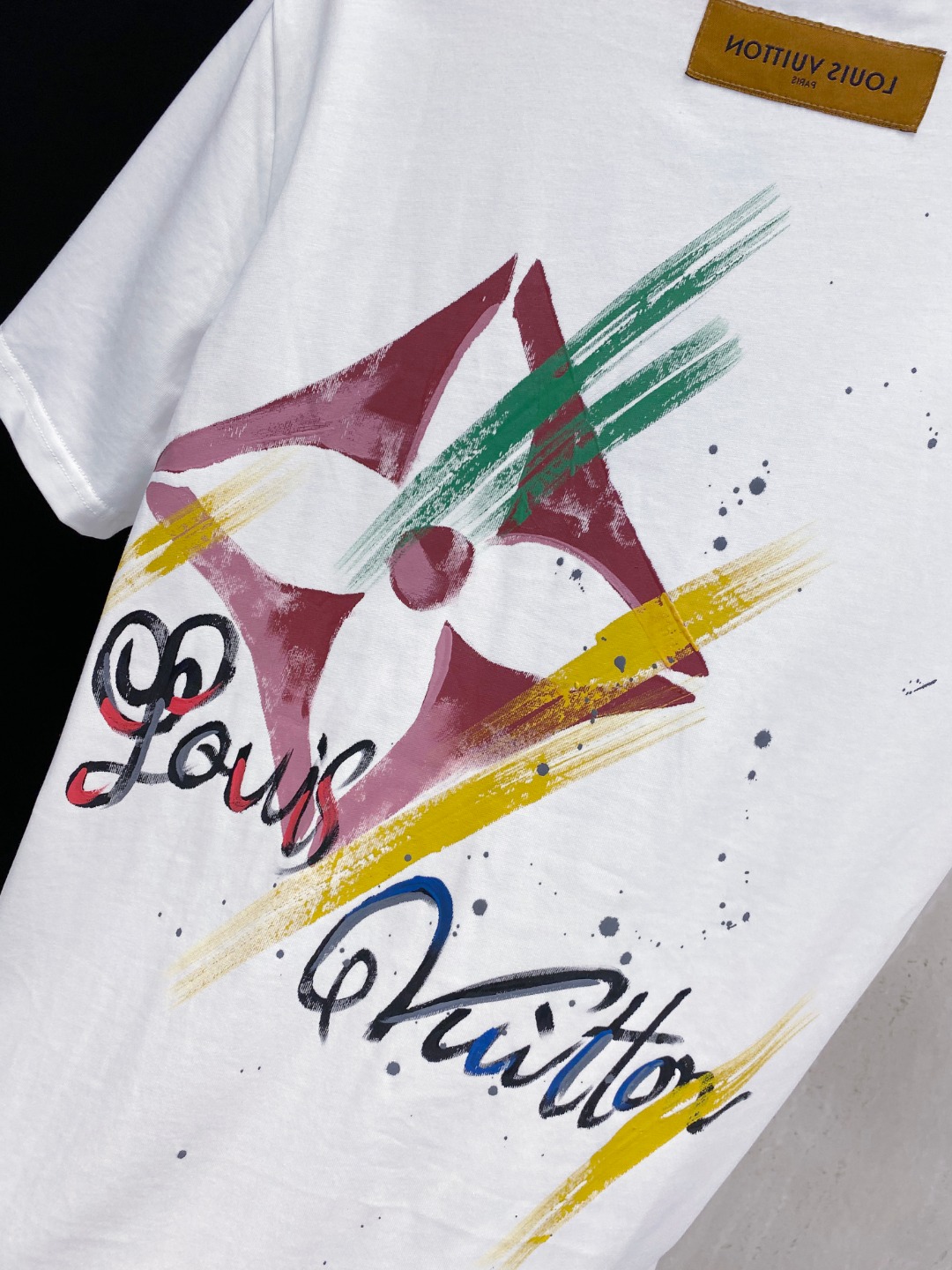 路易威*1V 25SS春夏新款首发专柜最新款短袖圆领T恤 手绘高端订制 设计前卫时尚！品牌logo重工艺