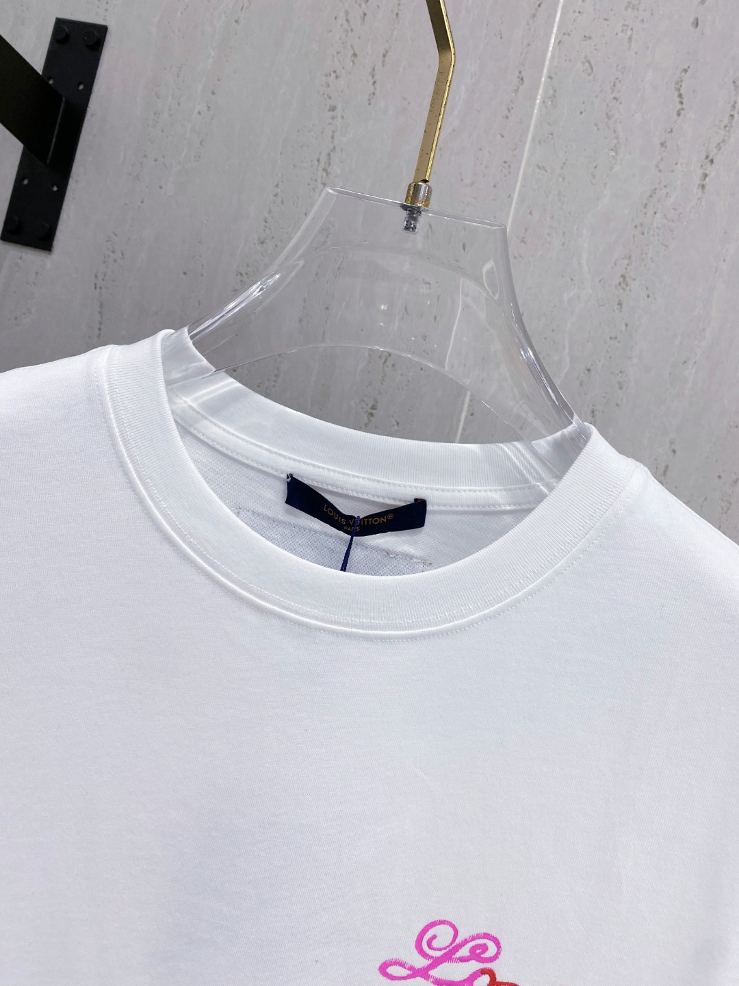 路易威*1V 25SS春夏新款首发专柜最新款短袖圆领T恤 手绘高端订制 设计前卫时尚！品牌logo重工艺