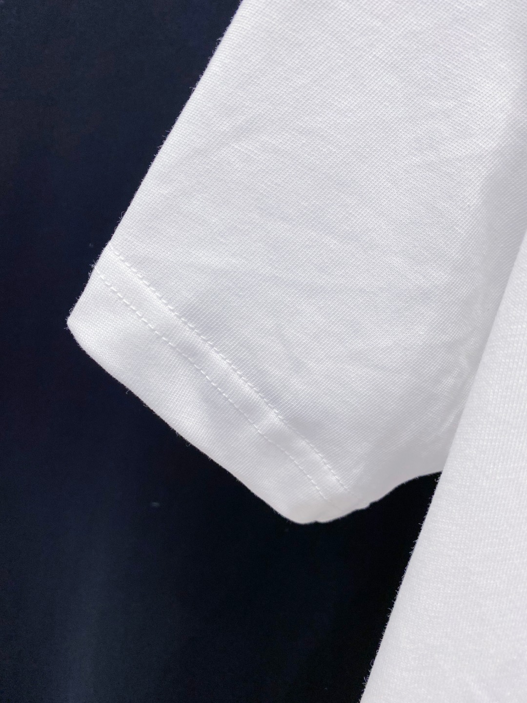 路易威*1V 25SS春夏新款首发专柜最新款短袖圆领T恤 手绘高端订制 设计前卫时尚！品牌logo重工艺