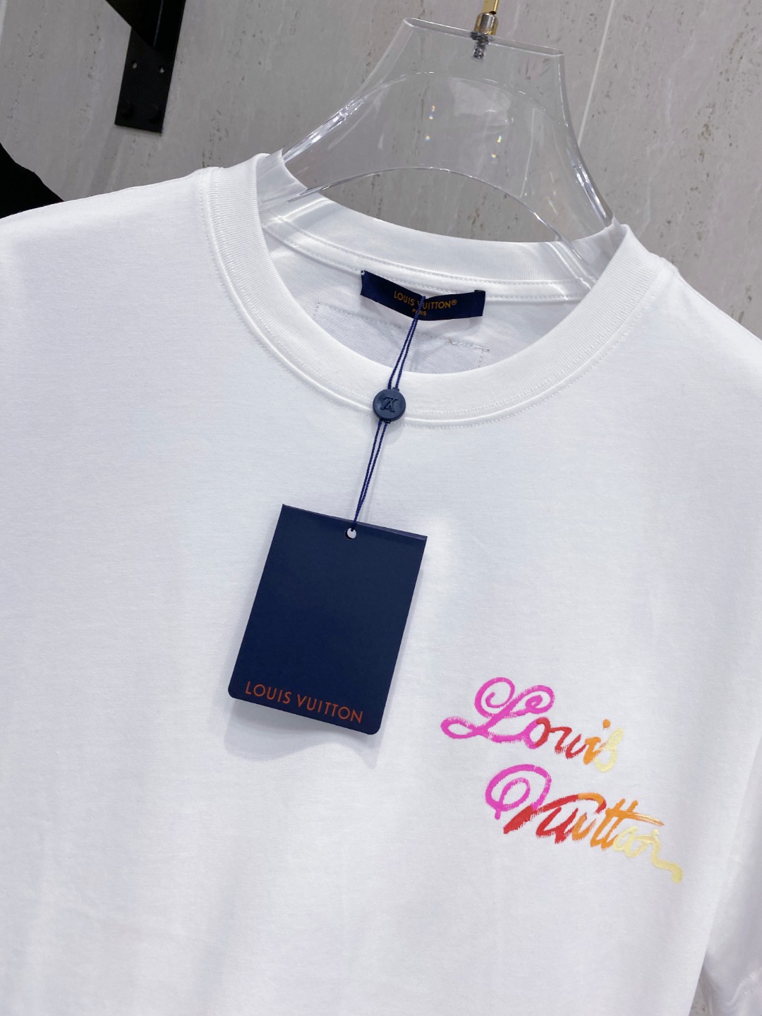 路易威*1V 25SS春夏新款首发专柜最新款短袖圆领T恤 手绘高端订制 设计前卫时尚！品牌logo重工艺