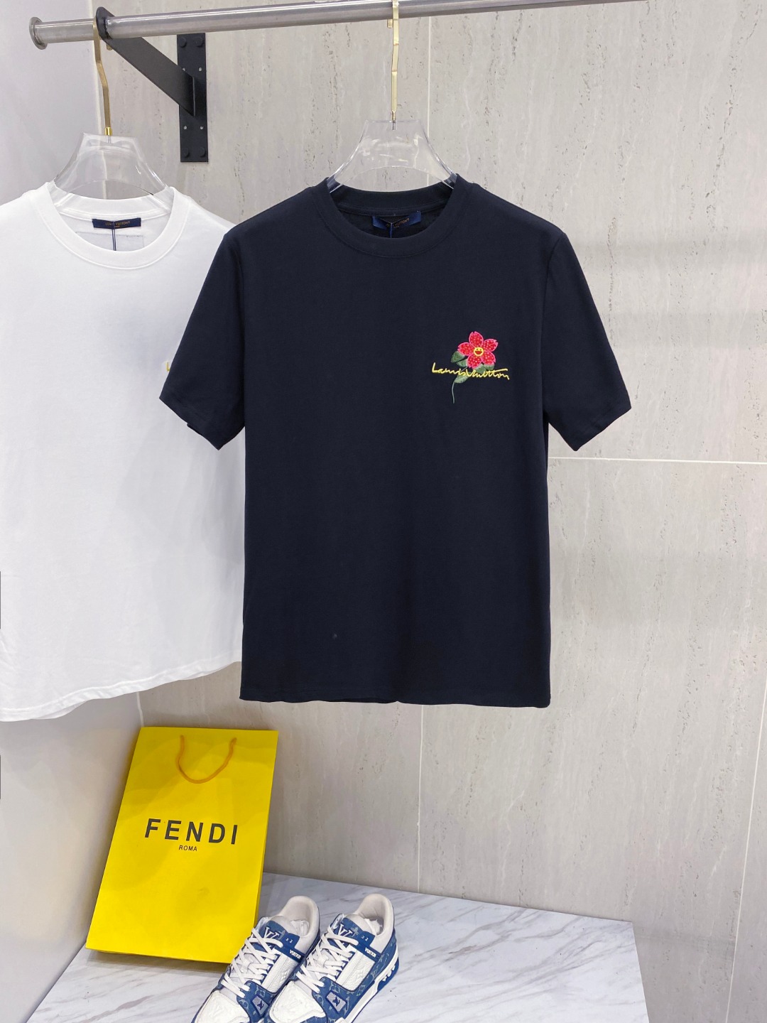 路易威*1V 25SS春夏新款首发专柜最新款短袖圆领T恤 高端订制 设计前卫时尚！品牌logo重工艺设计