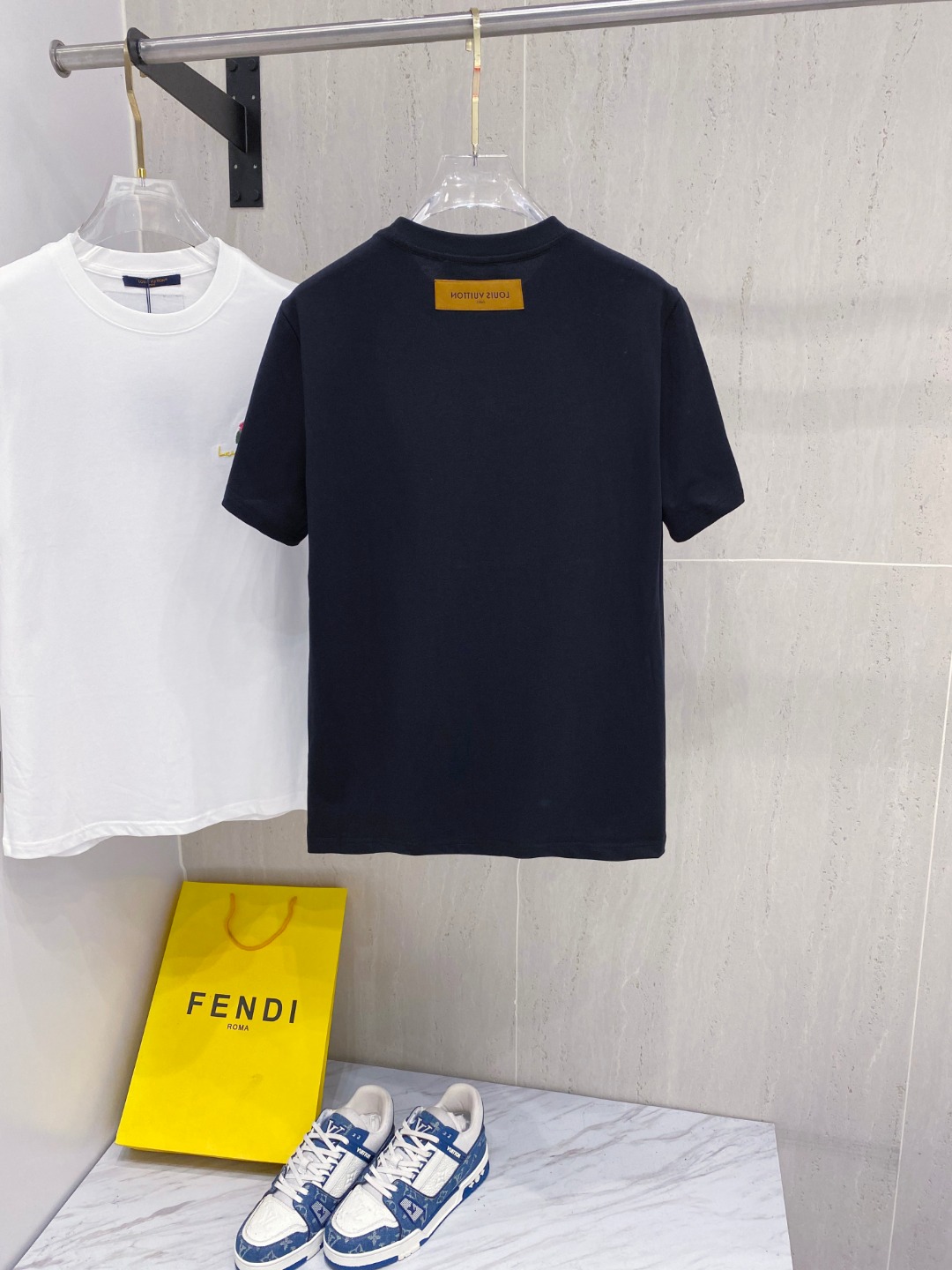 路易威*1V 25SS春夏新款首发专柜最新款短袖圆领T恤 高端订制 设计前卫时尚！品牌logo重工艺设计