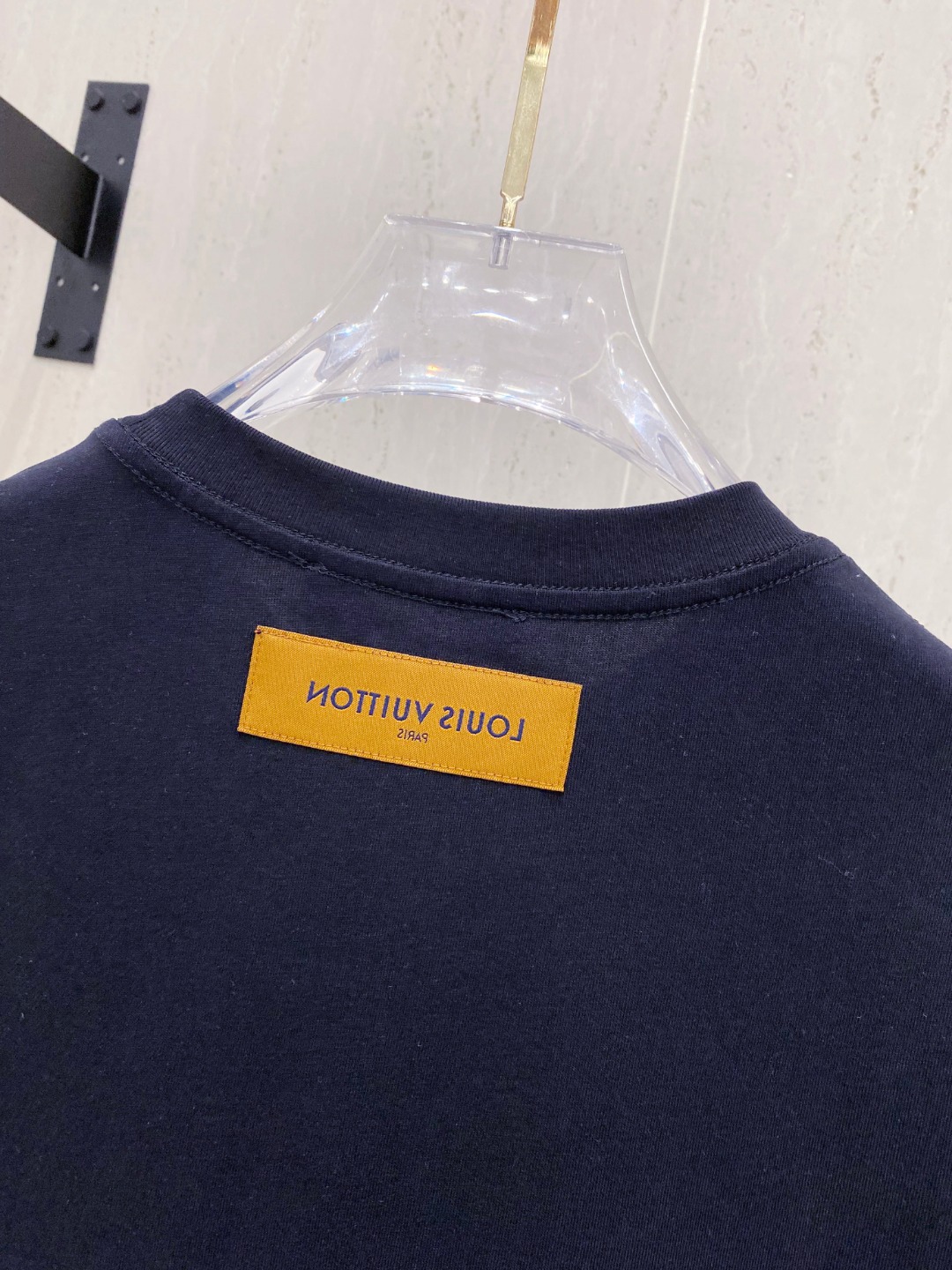 路易威*1V 25SS春夏新款首发专柜最新款短袖圆领T恤 高端订制 设计前卫时尚！品牌logo重工艺设计