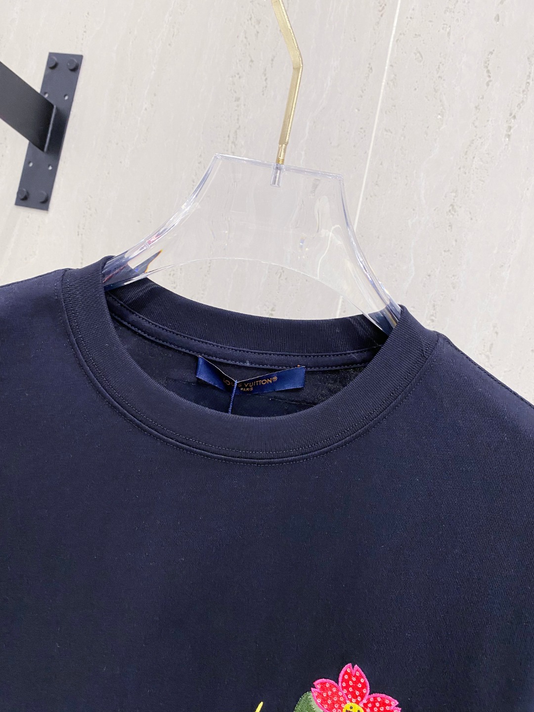 路易威*1V 25SS春夏新款首发专柜最新款短袖圆领T恤 高端订制 设计前卫时尚！品牌logo重工艺设计