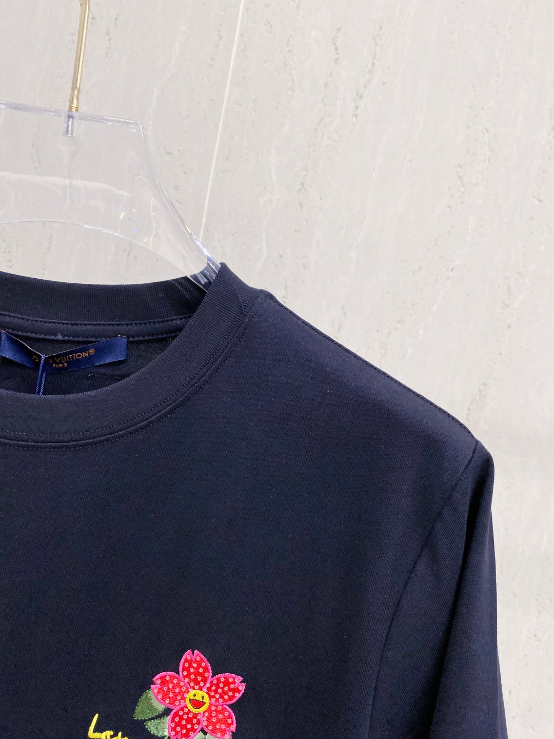 路易威*1V 25SS春夏新款首发专柜最新款短袖圆领T恤 高端订制 设计前卫时尚！品牌logo重工艺设计