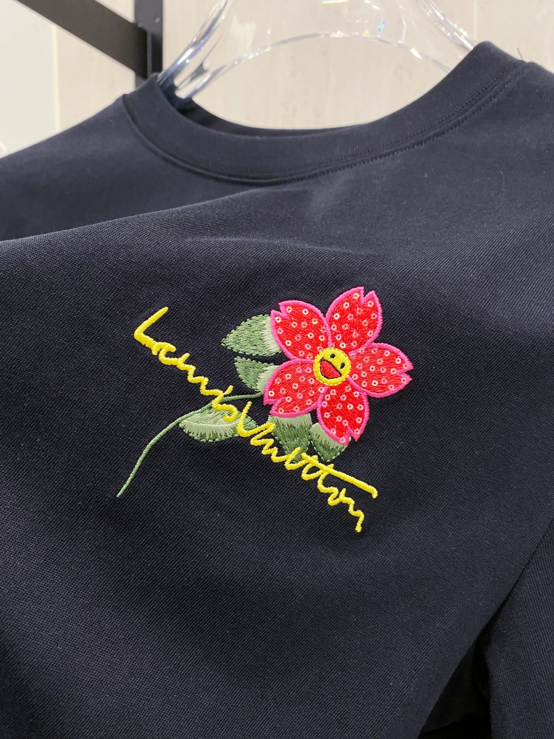 路易威*1V 25SS春夏新款首发专柜最新款短袖圆领T恤 高端订制 设计前卫时尚！品牌logo重工艺设计