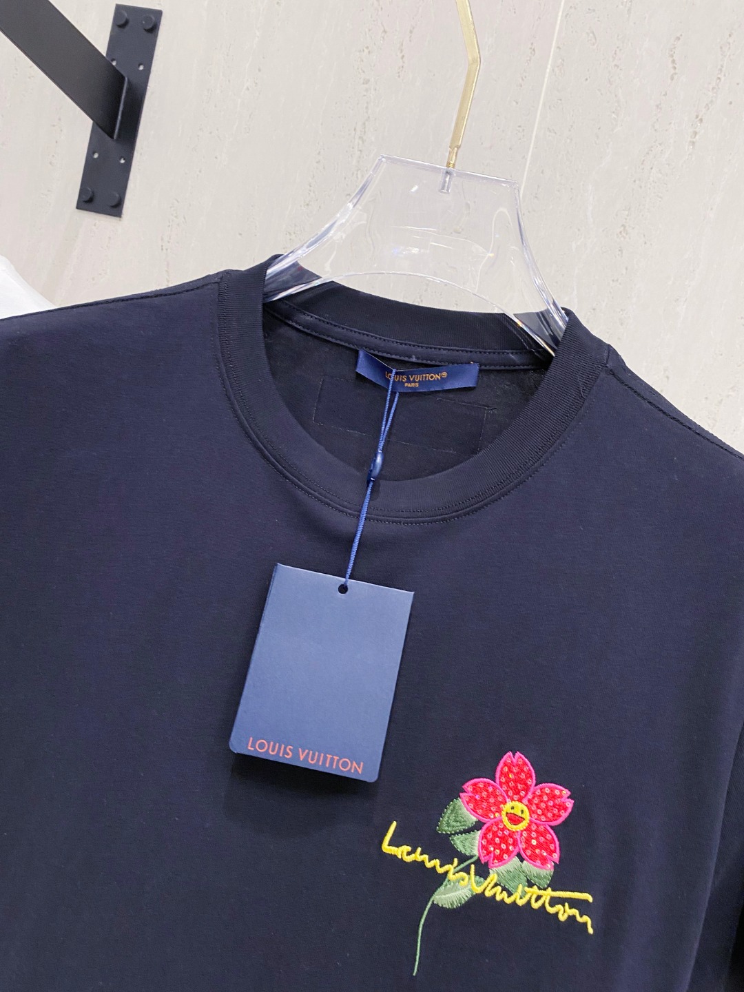 路易威*1V 25SS春夏新款首发专柜最新款短袖圆领T恤 高端订制 设计前卫时尚！品牌logo重工艺设计