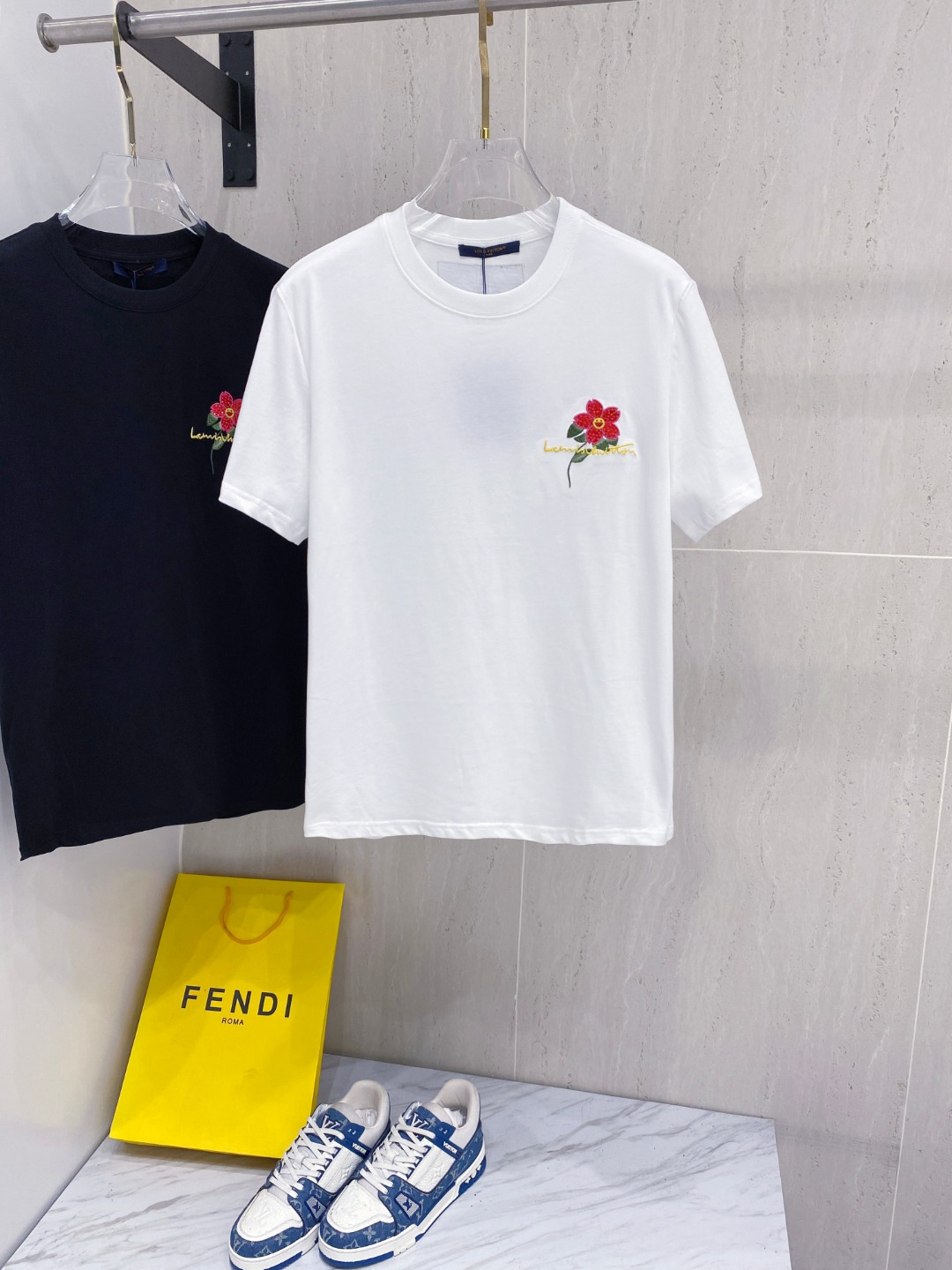 路易威*1V 25SS春夏新款首发专柜最新款短袖圆领T恤 高端订制 设计前卫时尚！品牌logo重工艺设计