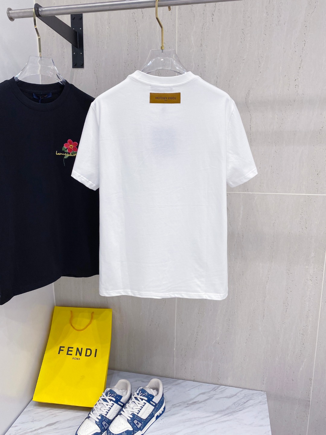 路易威*1V 25SS春夏新款首发专柜最新款短袖圆领T恤 高端订制 设计前卫时尚！品牌logo重工艺设计