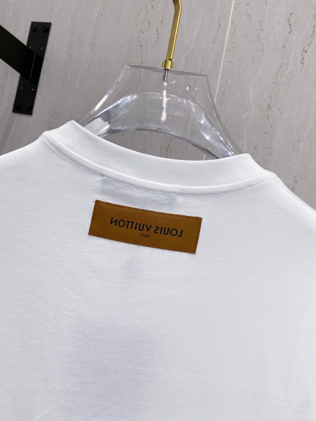 路易威*1V 25SS春夏新款首发专柜最新款短袖圆领T恤 高端订制 设计前卫时尚！品牌logo重工艺设计