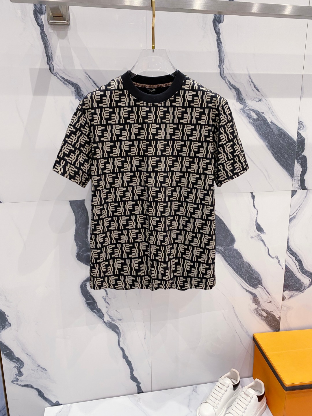 NO:451548,Fendi 2025 summer clothing new short-sleeved T-shirt for men and women,!  Customized exclusive pure cotton fabric, customized original craft threads, and chest heavy-work letter logo craft design!  Simple and generous, calm and versatile, extremely high-end, perfectly integrated with fashion and style, a top fashionable style that perfectly suits the outside wear!  The overall feeling is natural!  The ultimate classic versatile short-sleeved T-shirt is designed with the latest three-dimensional letter logo pattern elements!  The ultimate perfection of heavy industry!  Fans who pursue high quality are please buy them by themselves, and all fans who know the goods are invited to appreciate this model together!  !  Size S-2XL S S S Shoulder Width 46 Bust 102 Clothes 66 Sleeve length 22 M Sleeve width 47 Bust 106 Clothes 67 Sleeve length 23 L Sleeve width 48 Bust 110 Clothes 68 Sleeve length 24 XL Sleeve width 49 Bust 114 Clothes 69 Sleeve length 25 2XL Sleeve width 50 Bust 116 Clothes 70 Sleeve length 26,,fendi,T-shirt,tees,t-shirt,alexander wang19860909芬迪 2025夏装新款男女同款短袖T恤,！定制专属纯棉面料,定制原版工艺螺纹,胸前重工字母logo工艺设计！简约大方,从容百搭,档次极高,完美融入时尚还有风情感一款完美符合外穿的顶尖时髦气质款！整体给人浑然天成的感觉！极致经典的百搭型短袖T恤,采用最新的立体字母logo图案元素设计！极致的重工极致的完美！追求高品质的粉丝们请自行抢购,诚邀所有识货的粉丝一同鉴赏此款！！ 尺码S-2XL S码肩宽46 胸围102 衣长66 袖长22 M码肩宽47 胸围106 衣长67 袖长23 L码肩宽48 胸围110 衣长68 袖长24 XL码肩宽49 胸围114 衣长69 袖长25 2XL码肩宽50 胸围116 衣长70 袖长26,,fendi,T-shirt,tees，t-shirt,alexander wang,Men's clothing