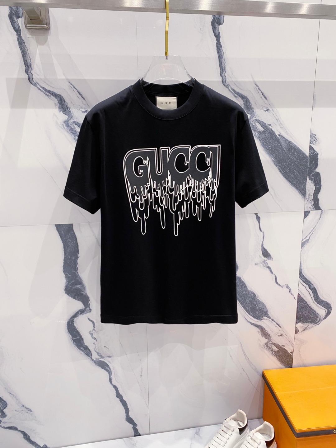 NO:451553,Guqi 2025 summer new short-sleeved T-shirt for men and women,!  Customized exclusive pure cotton fabric, customized original craft threads, and chest heavy-work letter logo craft design!  Simple and generous, calm and versatile, extremely high-end, perfectly integrated with fashion and style, a top fashionable style that perfectly suits the outside wear!  The overall feeling is natural!  The ultimate classic versatile short-sleeved T-shirt is designed with the latest three-dimensional letter logo pattern elements!  The ultimate perfection of heavy industry!  Fans who pursue high quality are please buy them by themselves, and all fans who know the goods are invited to appreciate this model together!  !  Size S-2XL S S S Shoulder Width 46 Bust 102 Clothes 66 Sleeve length 22 M Sleeve width 47 Bust 106 Clothes 67 Sleeve length 23 L Sleeve width 48 Bust 110 Clothes 68 Sleeve length 24 XL Sleeve width 49 Bust 114 Clothes 69 Sleeve length 25 2XL Sleeve width 50 Bust 116 Clothes 70 Sleeve length 26,,T-shirt,tees,t-shirt,alexander wang19860909古奇 2025夏装新款男女同款短袖T恤,！定制专属纯棉面料,定制原版工艺螺纹,胸前重工字母logo工艺设计！简约大方,从容百搭,档次极高,完美融入时尚还有风情感一款完美符合外穿的顶尖时髦气质款！整体给人浑然天成的感觉！极致经典的百搭型短袖T恤,采用最新的立体字母logo图案元素设计！极致的重工极致的完美！追求高品质的粉丝们请自行抢购,诚邀所有识货的粉丝一同鉴赏此款！！ 尺码S-2XL S码肩宽46 胸围102 衣长66 袖长22 M码肩宽47 胸围106 衣长67 袖长23 L码肩宽48 胸围110 衣长68 袖长24 XL码肩宽49 胸围114 衣长69 袖长25 2XL码肩宽50 胸围116 衣长70 袖长26,,T-shirt,tees，t-shirt,alexander wang,Men's clothing