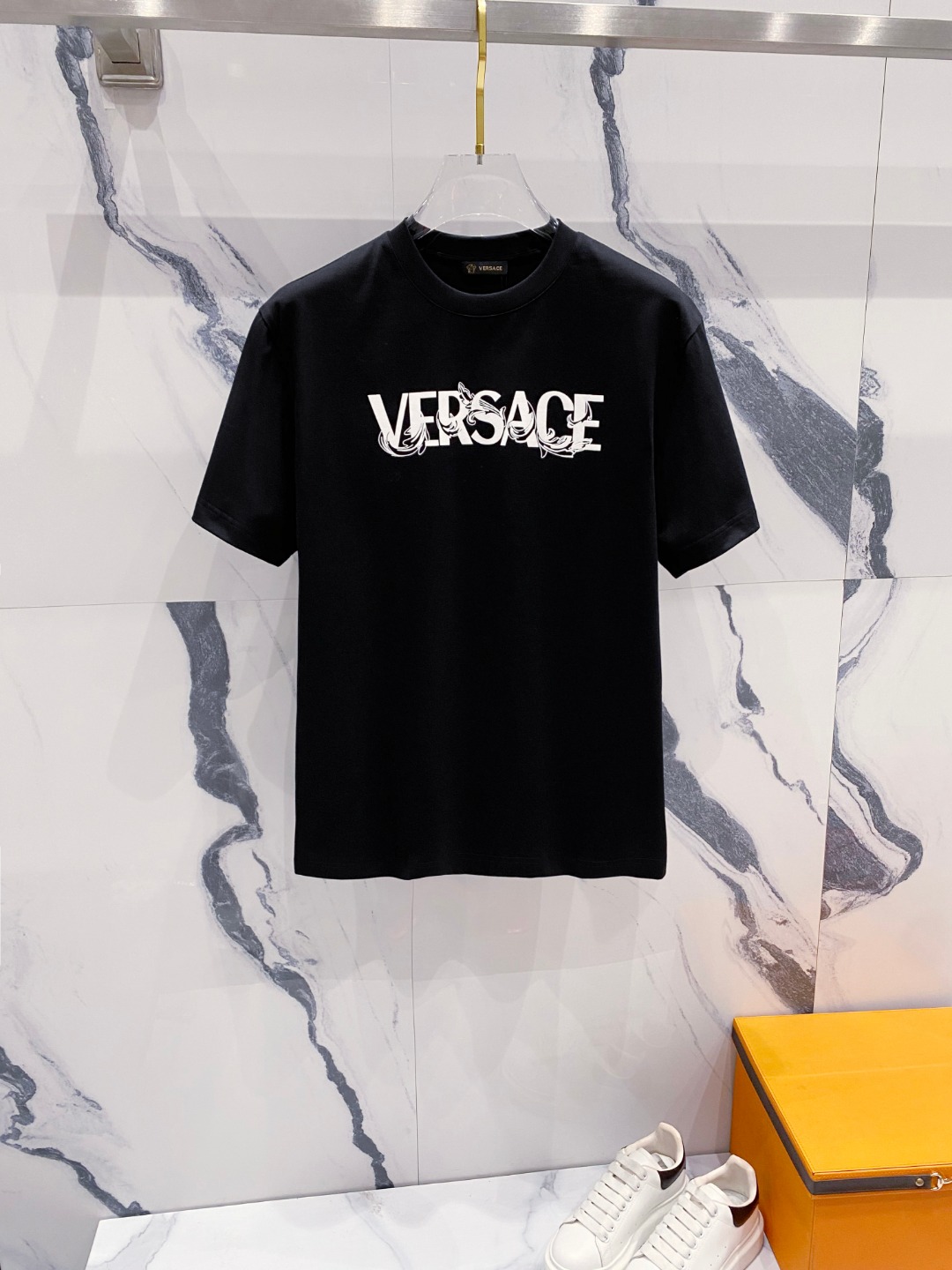 NO:451558,Versace 2025 summer new short-sleeved T-shirt for men and women,!  Customized exclusive pure cotton fabric, customized original craft threads, and chest heavy-work letter logo craft design!  Simple and generous, calm and versatile, extremely high-end, perfectly integrated with fashion and style, a top fashionable style that perfectly suits the outside wear!  The overall feeling is natural!  The ultimate classic versatile short-sleeved T-shirt is designed with the latest three-dimensional letter logo pattern elements!  The ultimate perfection of heavy industry!  Fans who pursue high quality are please buy them by themselves, and all fans who know the goods are invited to appreciate this model together!  !  Size S-2XL S S S Shoulder Width 46 Bust 102 Clothes 66 Sleeve length 22 M Sleeve width 47 Bust 106 Clothes 67 Sleeve length 23 L Sleeve width 48 Bust 110 Clothes 68 Sleeve length 24 XL Sleeve width 49 Bust 114 Clothes 69 Sleeve length 25 2XL Sleeve width 50 Bust 116 Clothes 70 Sleeve length 26, versace, T-shirt,tees, t-shirt,alexander wang19860909范思哲 2025夏装新款男女同款短袖T恤,！定制专属纯棉面料,定制原版工艺螺纹,胸前重工字母logo工艺设计！简约大方,从容百搭,档次极高,完美融入时尚还有风情感一款完美符合外穿的顶尖时髦气质款！整体给人浑然天成的感觉！极致经典的百搭型短袖T恤,采用最新的立体字母logo图案元素设计！极致的重工极致的完美！追求高品质的粉丝们请自行抢购,诚邀所有识货的粉丝一同鉴赏此款！！ 尺码S-2XL S码肩宽46 胸围102 衣长66 袖长22 M码肩宽47 胸围106 衣长67 袖长23 L码肩宽48 胸围110 衣长68 袖长24 XL码肩宽49 胸围114 衣长69 袖长25 2XL码肩宽50 胸围116 衣长70 袖长26,,versace,T-shirt,tees，t-shirt,alexander wang,Men's clothing