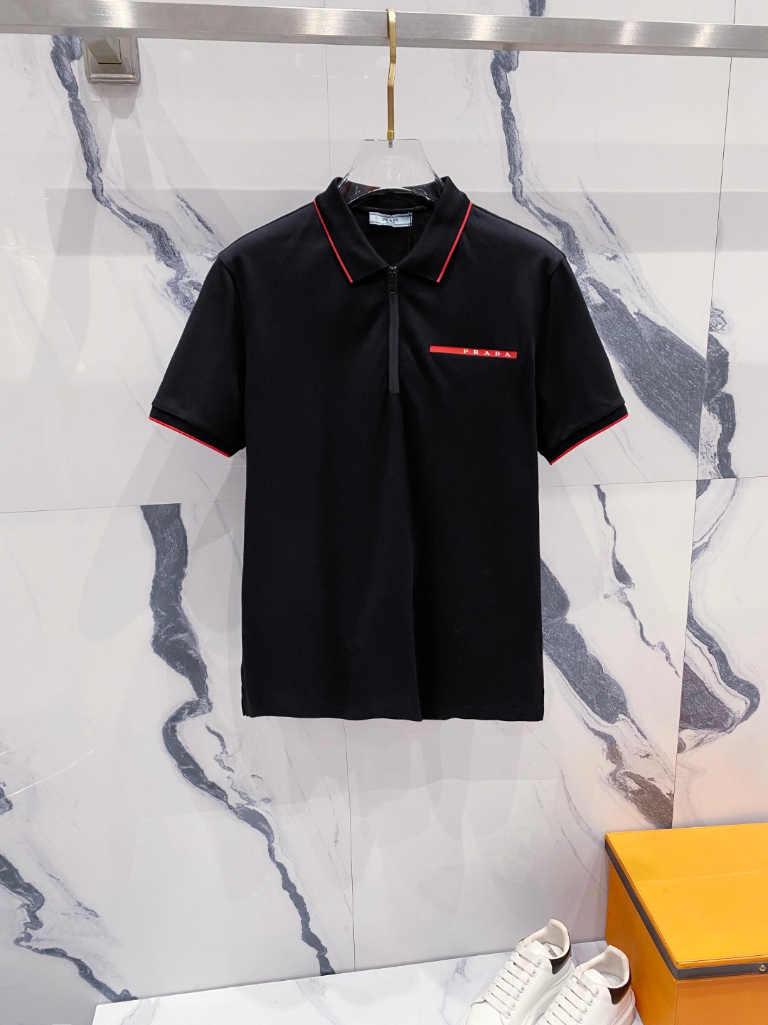 NO:481052,Prada 2025ss summer new logo men's lapel Polo shirt!  Classic business men's style, high-end men's style at the ceiling level of business men's style!  Simple, fashionable and elegant, single-wearing inner wear is decent, quality control/detail control takes away, low-key, luxurious and connotative!  Customer-supplied fixed mesh flooring cotton cloth is carefully made, the surface of the fabric is evenly arranged and neatly arranged, with excellent breathability and heat dissipation and sweat resistance, and the comfort level of the upper body is completely better than that of ordinary single-sided sweat cloth tissue!  The classic brand LOGO logo on the chest is created with top-level craftsmanship. The LOGO has three-dimensional, clear and full texture, and is an extraordinary product in the classic field whether it is inner wear or single wear!  The exquisite cutting process, the processing of every detail is very standard and delicate, and it is comparable to that of ordinary LOW products on the market. Men must enter the basic versatile Polo shirts!  Size M-3XL Data reference M: bust 104cm-shoulder width 45cm-length 69cm-sleeve length 21cm L: bust 108cm-shoulder width 46cm-length 70cm-sleeve length 22cm XL: bust 112cm-shoulder width 47cm-length 71cm-sleeve length 23cm XXL: bust 116cm-shoulder width 48cm-sleeve length 72cm-sleeve length 24cm 3XL: bust 120cm-shoulder width 49cm-sleeve length 73cm-sleeve length 24cm, prada, alexander wang19860909普拉达 2025ss夏季新款 logo男士翻领Polo衫！经典商务男款,高端男装的天花板级别的商务男款！简约时尚大气不失优雅,单穿内搭体面过人,品质控/细节控的闭眼带走,低调又奢华有内涵！ 客供定织网眼珠地棉布精心制成,面料表面排列均匀整齐的网眼纹理,透气性和散热排汗性极佳,上身舒适程度完全优于普通单面汗布组织！胸前经典的品牌LOGO标识,采用顶级工艺打造,LOGO立体清晰饱满,质感非凡的特质,无论是内搭还是单穿都是一款经典领域的产品！精妙绝伦的裁剪工艺,每一个细节处理的非常标准细腻,非市面一般LOW货可以媲美的,男士必入基础百搭款Polo衫推荐！ 尺码M-3XL 数据参考 M码:胸围104cm-肩宽45cm-衣长69cm-袖长21cm L码:胸围108cm-肩宽46cm-衣长70cm-袖长22cm XL码:胸围112cm-肩宽47cm-衣长71cm-袖长23cm XXL码:胸围116cm-肩宽48cm-衣长72cm-袖长24cm 3XL码:胸围120cm-肩宽49cm-衣长73cm-袖长24cm,,prada,alexander wang,Men's clothing