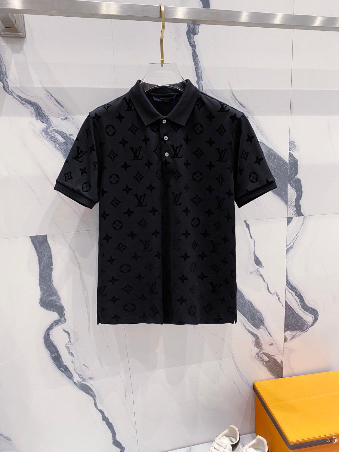 NO:481057,LV 2025ss summer new logo men's lapel Polo shirt!  Classic business men's style, high-end men's style at the ceiling level of business men's style!  Simple, fashionable and elegant, single-wearing inner wear is decent, quality control/detail control takes away, low-key, luxurious and connotative!  Customer-supplied fixed mesh flooring cotton cloth is carefully made, the surface of the fabric is evenly arranged and neatly arranged, with excellent breathability and heat dissipation and sweat resistance, and the comfort level of the upper body is completely better than that of ordinary single-sided sweat cloth tissue!  The classic brand LOGO logo on the chest is created with top-level craftsmanship. The LOGO has three-dimensional, clear and full texture, and is an extraordinary product in the classic field whether it is inner wear or single wear!  The exquisite cutting process, the processing of every detail is very standard and delicate, and it is comparable to that of ordinary LOW products on the market. Men must enter the basic versatile Polo shirts!  Size M-3XL Data reference M: bust 104cm-shoulder width 45cm-coat length 69cm-sleeve length 21cm L: bust 108cm-shoulder width 46cm-coat length 70cm-sleeve length 22cm XL: bust 112cm-shoulder width 47cm-coat length 71cm-sleeve length 23cm XXL: bust 116cm-shoulder width 48cm-coat length 72cm-sleeve length 24cm 3XL: bust 120cm-shoulder width 49cm-sleeve length 73cm-sleeve length 24cm, louis vuitton,alexander wang19860909LV 2025ss夏季新款 logo男士翻领Polo衫！经典商务男款,高端男装的天花板级别的商务男款！简约时尚大气不失优雅,单穿内搭体面过人,品质控/细节控的闭眼带走,低调又奢华有内涵！ 客供定织网眼珠地棉布精心制成,面料表面排列均匀整齐的网眼纹理,透气性和散热排汗性极佳,上身舒适程度完全优于普通单面汗布组织！胸前经典的品牌LOGO标识,采用顶级工艺打造,LOGO立体清晰饱满,质感非凡的特质,无论是内搭还是单穿都是一款经典领域的产品！精妙绝伦的裁剪工艺,每一个细节处理的非常标准细腻,非市面一般LOW货可以媲美的,男士必入基础百搭款Polo衫推荐！ 尺码M-3XL 数据参考 M码:胸围104cm-肩宽45cm-衣长69cm-袖长21cm L码:胸围108cm-肩宽46cm-衣长70cm-袖长22cm XL码:胸围112cm-肩宽47cm-衣长71cm-袖长23cm XXL码:胸围116cm-肩宽48cm-衣长72cm-袖长24cm 3XL码:胸围120cm-肩宽49cm-衣长73cm-袖长24cm,,louis vuitton,alexander wang,Men's clothing