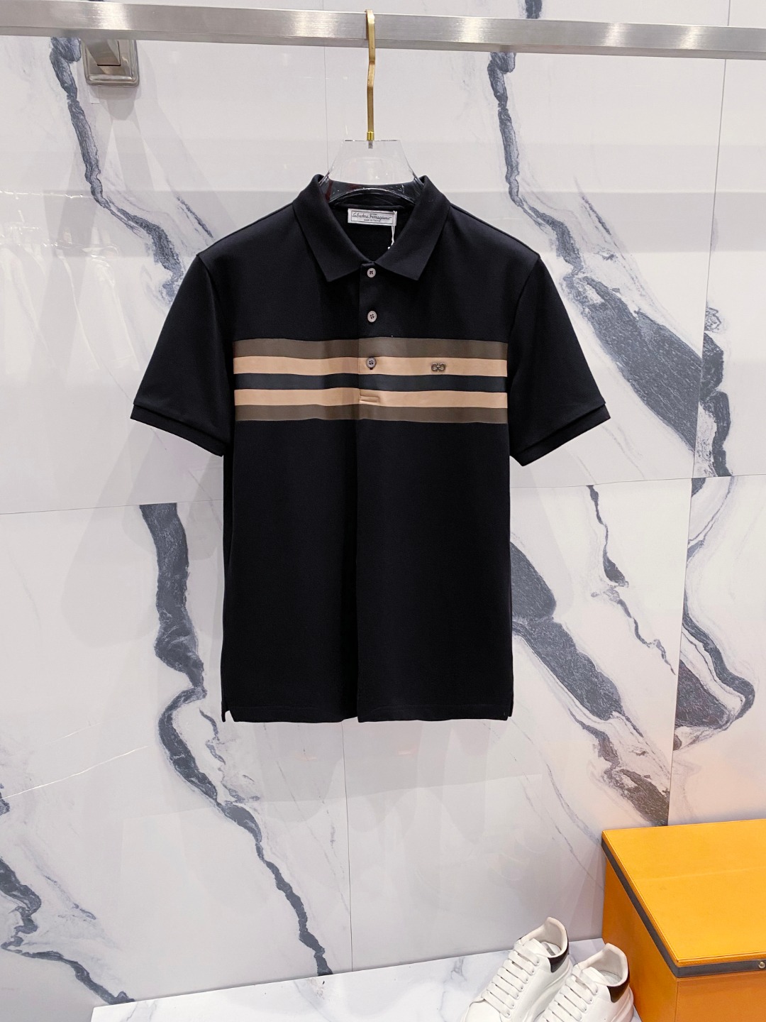 NO:481063,Ferragamo 2025ss summer new logo men's lapel Polo shirt!  Classic business men's style, high-end men's style at the ceiling level of business men's style!  Simple, fashionable and elegant, single-wearing inner wear is decent, quality control/detail control takes away, low-key, luxurious and connotative!  Customer-supplied fixed mesh flooring cotton cloth is carefully made, the surface of the fabric is evenly arranged and neatly arranged, with excellent breathability and heat dissipation and sweat resistance, and the comfort level of the upper body is completely better than that of ordinary single-sided sweat cloth tissue!  The classic brand LOGO logo on the chest is created with top-level craftsmanship. The LOGO has three-dimensional, clear and full texture, and is an extraordinary product in the classic field whether it is inner wear or single wear!  The exquisite cutting process, the processing of every detail is very standard and delicate, and it is comparable to that of ordinary LOW products on the market. Men must enter the basic versatile Polo shirts!  Size M-3XL Data reference M: bust 104cm-shoulder width 45cm-length 69cm-sleeve length 21cm L: bust 108cm-shoulder width 46cm-length 70cm-sleeve length 22cm XL: bust 112cm-shoulder width 47cm-length 71cm-sleeve length 23cm XXL: bust 116cm-shoulder width 48cm-sleeve length 72cm-sleeve length 24cm 3XL: bust 120cm-shoulder width 49cm-sleeve length 73cm-sleeve length 24cm, ferragamo, alexander wang19860909菲拉格慕 2025ss夏季新款 logo男士翻领Polo衫！经典商务男款,高端男装的天花板级别的商务男款！简约时尚大气不失优雅,单穿内搭体面过人,品质控/细节控的闭眼带走,低调又奢华有内涵！ 客供定织网眼珠地棉布精心制成,面料表面排列均匀整齐的网眼纹理,透气性和散热排汗性极佳,上身舒适程度完全优于普通单面汗布组织！胸前经典的品牌LOGO标识,采用顶级工艺打造,LOGO立体清晰饱满,质感非凡的特质,无论是内搭还是单穿都是一款经典领域的产品！精妙绝伦的裁剪工艺,每一个细节处理的非常标准细腻,非市面一般LOW货可以媲美的,男士必入基础百搭款Polo衫推荐！ 尺码M-3XL 数据参考 M码:胸围104cm-肩宽45cm-衣长69cm-袖长21cm L码:胸围108cm-肩宽46cm-衣长70cm-袖长22cm XL码:胸围112cm-肩宽47cm-衣长71cm-袖长23cm XXL码:胸围116cm-肩宽48cm-衣长72cm-袖长24cm 3XL码:胸围120cm-肩宽49cm-衣长73cm-袖长24cm,,ferragamo,alexander wang,Men's clothing