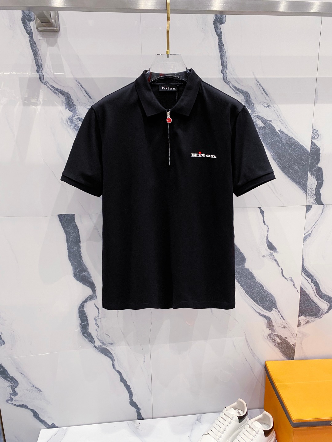 NO:481068,Kiton 2025ss summer new logo men's lapel Polo shirt!  Classic business men's style, high-end men's style at the ceiling level of business men's style!  Simple, fashionable and elegant, single-wearing inner wear is decent, quality control/detail control takes away, low-key, luxurious and connotative!  Customer-supplied fixed mesh flooring cotton cloth is carefully made, the surface of the fabric is evenly arranged and neatly arranged, with excellent breathability and heat dissipation and sweat resistance, and the comfort level of the upper body is completely better than that of ordinary single-sided sweat cloth tissue!  The classic brand LOGO logo on the chest is created with top-level craftsmanship. The LOGO has three-dimensional, clear and full texture, and is an extraordinary product in the classic field whether it is inner wear or single wear!  The exquisite cutting process, the processing of every detail is very standard and delicate, and it is comparable to that of ordinary LOW products on the market. Men must enter the basic versatile Polo shirts!  Size M-3XL Data reference M: bust 104cm-shoulder width 45cm-length 69cm-sleeve length 21cm L: bust 108cm-shoulder width 46cm-length 70cm-sleeve length 22cm XL: bust 112cm-shoulder width 47cm-length 71cm-sleeve length 23cm XXL: bust 116cm-shoulder width 48cm-sleeve length 72cm-sleeve length 24cm 3XL: bust 120cm-shoulder width 49cm-sleeve length 73cm-sleeve length 24cm, alexander wang19860909kiton 2025ss夏季新款 logo男士翻领Polo衫！经典商务男款,高端男装的天花板级别的商务男款！简约时尚大气不失优雅,单穿内搭体面过人,品质控/细节控的闭眼带走,低调又奢华有内涵！ 客供定织网眼珠地棉布精心制成,面料表面排列均匀整齐的网眼纹理,透气性和散热排汗性极佳,上身舒适程度完全优于普通单面汗布组织！胸前经典的品牌LOGO标识,采用顶级工艺打造,LOGO立体清晰饱满,质感非凡的特质,无论是内搭还是单穿都是一款经典领域的产品！精妙绝伦的裁剪工艺,每一个细节处理的非常标准细腻,非市面一般LOW货可以媲美的,男士必入基础百搭款Polo衫推荐！ 尺码M-3XL 数据参考 M码:胸围104cm-肩宽45cm-衣长69cm-袖长21cm L码:胸围108cm-肩宽46cm-衣长70cm-袖长22cm XL码:胸围112cm-肩宽47cm-衣长71cm-袖长23cm XXL码:胸围116cm-肩宽48cm-衣长72cm-袖长24cm 3XL码:胸围120cm-肩宽49cm-衣长73cm-袖长24cm,,alexander wang,Men's clothing