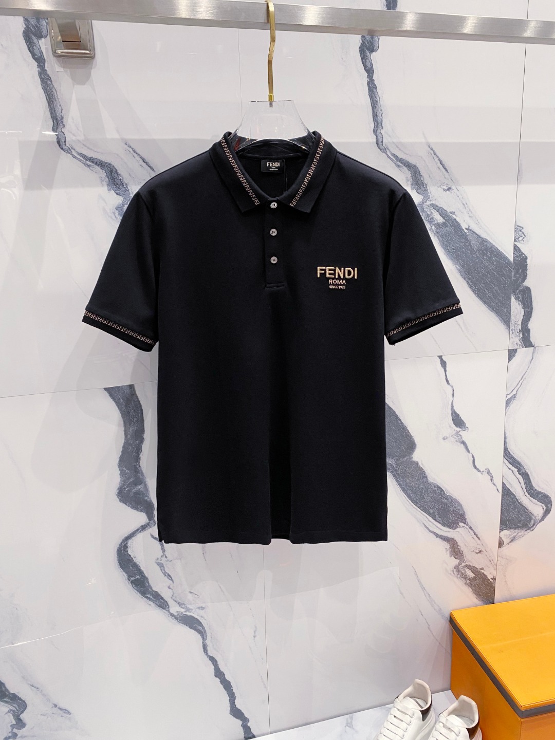 NO:481079,Fendi 2025ss summer new logo men's lapel Polo shirt!  Classic business men's style, high-end men's style at the ceiling level of business men's style!  Simple, fashionable and elegant, single-wearing inner wear is decent, quality control/detail control takes away, low-key, luxurious and connotative!  Customer-supplied fixed mesh flooring cotton cloth is carefully made, the surface of the fabric is evenly arranged and neatly arranged, with excellent breathability and heat dissipation and sweat resistance, and the comfort level of the upper body is completely better than that of ordinary single-sided sweat cloth tissue!  The classic brand LOGO logo on the chest is created with top-level craftsmanship. The LOGO has three-dimensional, clear and full texture, and is an extraordinary product in the classic field whether it is inner wear or single wear!  The exquisite cutting process, the processing of every detail is very standard and delicate, and it is comparable to that of ordinary LOW products on the market. Men must enter the basic versatile Polo shirts!  Size M-3XL Data reference M: bust 104cm-shoulder width 45cm-length 69cm-sleeve length 21cm L: bust 108cm-shoulder width 46cm-length 70cm-sleeve length 22cm XL: bust 112cm-shoulder width 47cm-length 71cm-sleeve length 23cm XXL: bust 116cm-shoulder width 48cm-sleeve length 72cm-sleeve length 24cm 3XL: bust 120cm-shoulder width 49cm-sleeve length 73cm-sleeve length 24cm, fendi, alexander wang19860909芬迪 2025ss夏季新款 logo男士翻领Polo衫！经典商务男款,高端男装的天花板级别的商务男款！简约时尚大气不失优雅,单穿内搭体面过人,品质控/细节控的闭眼带走,低调又奢华有内涵！ 客供定织网眼珠地棉布精心制成,面料表面排列均匀整齐的网眼纹理,透气性和散热排汗性极佳,上身舒适程度完全优于普通单面汗布组织！胸前经典的品牌LOGO标识,采用顶级工艺打造,LOGO立体清晰饱满,质感非凡的特质,无论是内搭还是单穿都是一款经典领域的产品！精妙绝伦的裁剪工艺,每一个细节处理的非常标准细腻,非市面一般LOW货可以媲美的,男士必入基础百搭款Polo衫推荐！ 尺码M-3XL 数据参考 M码:胸围104cm-肩宽45cm-衣长69cm-袖长21cm L码:胸围108cm-肩宽46cm-衣长70cm-袖长22cm XL码:胸围112cm-肩宽47cm-衣长71cm-袖长23cm XXL码:胸围116cm-肩宽48cm-衣长72cm-袖长24cm 3XL码:胸围120cm-肩宽49cm-衣长73cm-袖长24cm,,fendi,alexander wang,Men's clothing
