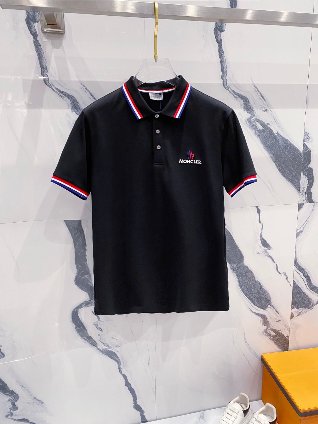 NO:481084,The new summer logo for men's lapel Polo shirt with covers 2025ss!  Classic business men's style, high-end men's style at the ceiling level of business men's style!  Simple, fashionable and elegant, single-wearing inner wear is decent, quality control/detail control takes away, low-key, luxurious and connotative!  Customer-supplied fixed mesh flooring cotton cloth is carefully made, the surface of the fabric is evenly arranged and neatly arranged, with excellent breathability and heat dissipation and sweat resistance, and the comfort level of the upper body is completely better than that of ordinary single-sided sweat cloth tissue!  The classic brand LOGO logo on the chest is created with top-level craftsmanship. The LOGO has three-dimensional, clear and full texture, and is an extraordinary product in the classic field whether it is inner wear or single wear!  The exquisite cutting process, the processing of every detail is very standard and delicate, and it is comparable to that of ordinary LOW products on the market. Men must enter the basic versatile Polo shirts!  Size M-3XL Data reference M: bust 104cm-shoulder width 45cm-length 69cm-sleeve length 21cm L: bust 108cm-shoulder width 46cm-length 70cm-sleeve length 22cm XL: bust 112cm-shoulder width 47cm-length 71cm-sleeve length 23cm XXL: bust 116cm-shoulder width 48cm-sleeve length 72cm-sleeve length 24cm 3XL: bust 120cm-shoulder width 49cm-sleeve length 73cm-sleeve length 24cm, Moncler, alexander wang19860909蒙口 2025ss夏季新款 logo男士翻领Polo衫！经典商务男款,高端男装的天花板级别的商务男款！简约时尚大气不失优雅,单穿内搭体面过人,品质控/细节控的闭眼带走,低调又奢华有内涵！ 客供定织网眼珠地棉布精心制成,面料表面排列均匀整齐的网眼纹理,透气性和散热排汗性极佳,上身舒适程度完全优于普通单面汗布组织！胸前经典的品牌LOGO标识,采用顶级工艺打造,LOGO立体清晰饱满,质感非凡的特质,无论是内搭还是单穿都是一款经典领域的产品！精妙绝伦的裁剪工艺,每一个细节处理的非常标准细腻,非市面一般LOW货可以媲美的,男士必入基础百搭款Polo衫推荐！ 尺码M-3XL 数据参考 M码:胸围104cm-肩宽45cm-衣长69cm-袖长21cm L码:胸围108cm-肩宽46cm-衣长70cm-袖长22cm XL码:胸围112cm-肩宽47cm-衣长71cm-袖长23cm XXL码:胸围116cm-肩宽48cm-衣长72cm-袖长24cm 3XL码:胸围120cm-肩宽49cm-衣长73cm-袖长24cm,,Moncler,alexander wang,Men's clothing