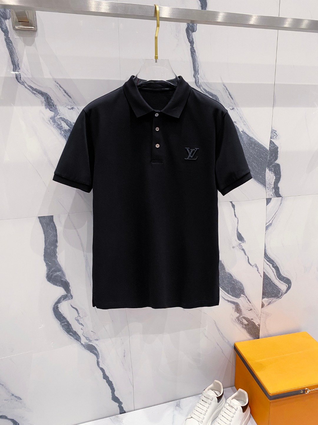 NO:481090,LV 2025ss summer new logo men's lapel Polo shirt!  Classic business men's style, high-end men's style at the ceiling level of business men's style!  Simple, fashionable and elegant, single-wearing inner wear is decent, quality control/detail control takes away, low-key, luxurious and connotative!  Customer-supplied fixed mesh flooring cotton cloth is carefully made, the surface of the fabric is evenly arranged and neatly arranged, with excellent breathability and heat dissipation and sweat resistance, and the comfort level of the upper body is completely better than that of ordinary single-sided sweat cloth tissue!  The classic brand LOGO logo on the chest is created with top-level craftsmanship. The LOGO has three-dimensional, clear and full texture, and is an extraordinary product in the classic field whether it is inner wear or single wear!  The exquisite cutting process, the processing of every detail is very standard and delicate, and it is comparable to that of ordinary LOW products on the market. Men must enter the basic versatile Polo shirts!  Size M-3XL Data reference M: bust 104cm-shoulder width 45cm-coat length 69cm-sleeve length 21cm L: bust 108cm-shoulder width 46cm-coat length 70cm-sleeve length 22cm XL: bust 112cm-shoulder width 47cm-coat length 71cm-sleeve length 23cm XXL: bust 116cm-shoulder width 48cm-coat length 72cm-sleeve length 24cm 3XL: bust 120cm-shoulder width 49cm-sleeve length 73cm-sleeve length 24cm, louis vuitton,alexander wang19860909LV 2025ss夏季新款 logo男士翻领Polo衫！经典商务男款,高端男装的天花板级别的商务男款！简约时尚大气不失优雅,单穿内搭体面过人,品质控/细节控的闭眼带走,低调又奢华有内涵！ 客供定织网眼珠地棉布精心制成,面料表面排列均匀整齐的网眼纹理,透气性和散热排汗性极佳,上身舒适程度完全优于普通单面汗布组织！胸前经典的品牌LOGO标识,采用顶级工艺打造,LOGO立体清晰饱满,质感非凡的特质,无论是内搭还是单穿都是一款经典领域的产品！精妙绝伦的裁剪工艺,每一个细节处理的非常标准细腻,非市面一般LOW货可以媲美的,男士必入基础百搭款Polo衫推荐！ 尺码M-3XL 数据参考 M码:胸围104cm-肩宽45cm-衣长69cm-袖长21cm L码:胸围108cm-肩宽46cm-衣长70cm-袖长22cm XL码:胸围112cm-肩宽47cm-衣长71cm-袖长23cm XXL码:胸围116cm-肩宽48cm-衣长72cm-袖长24cm 3XL码:胸围120cm-肩宽49cm-衣长73cm-袖长24cm,,louis vuitton,alexander wang,Men's clothing