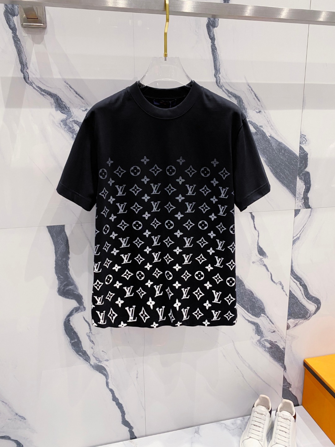 NO:424166,LV summer new men and women's short-sleeved T-shirt,!  Customized exclusive pure cotton fabric, customized original craft threads, and chest heavy-work letter logo craft design!  Simple and generous, calm and versatile, extremely high-end, perfectly integrated with fashion and style, a top fashionable style that perfectly suits the outside wear!  The overall feeling is natural!  The ultimate classic versatile short-sleeved T-shirt is designed with the latest three-dimensional letter logo pattern elements!  The ultimate perfection of heavy industry!  Fans who pursue high quality are please buy them by themselves, and all fans who know the goods are invited to appreciate this model together!  !  Size S-2XL S S S Shoulder Width 46 Bust 102 Clothes 66 Sleeve length 22 M Sleeve width 47 Bust 106 Clothes 67 Sleeve length 23 L Sleeve width 48 Bust 110 Clothes 68 Sleeve length 24 XL Sleeve width 49 Bust 114 Clothes 69 Sleeve length 25 2XL Sleeve width 50 Bust 116 Clothes 70 Sleeve length 26,,louis vuitton,T-shirt,tees,t-shirt,alexander wang19860909LV 夏装新款男女同款短袖T恤,！定制专属纯棉面料,定制原版工艺螺纹,胸前重工字母logo工艺设计！简约大方,从容百搭,档次极高,完美融入时尚还有风情感一款完美符合外穿的顶尖时髦气质款！整体给人浑然天成的感觉！极致经典的百搭型短袖T恤,采用最新的立体字母logo图案元素设计！极致的重工极致的完美！追求高品质的粉丝们请自行抢购,诚邀所有识货的粉丝一同鉴赏此款！！ 尺码S-2XL S码肩宽46 胸围102 衣长66 袖长22 M码肩宽47 胸围106 衣长67 袖长23 L码肩宽48 胸围110 衣长68 袖长24 XL码肩宽49 胸围114 衣长69 袖长25 2XL码肩宽50 胸围116 衣长70 袖长26,,louis vuitton,T-shirt,tees，t-shirt,alexander wang,Men's clothing