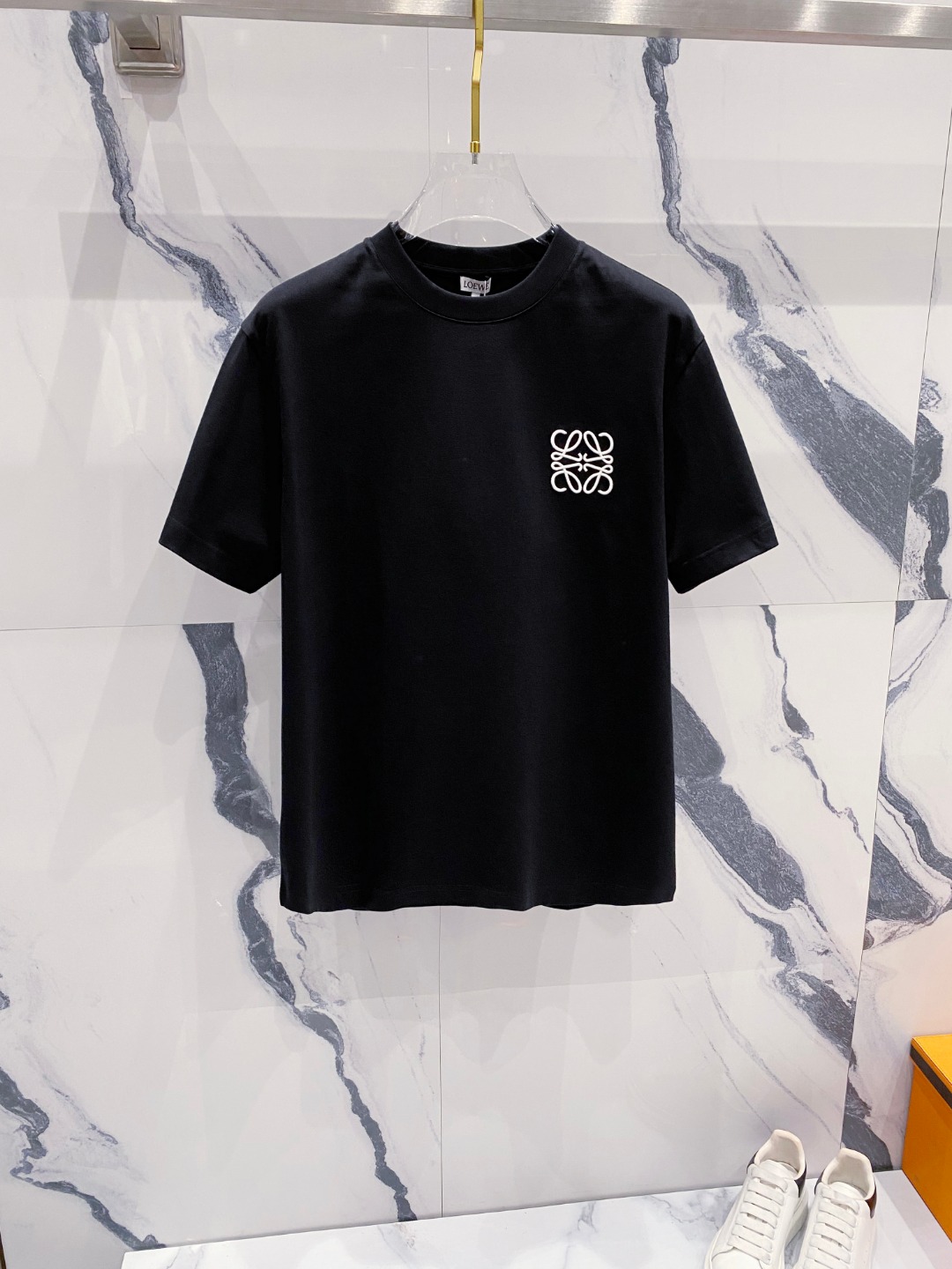 NO:424189,Luo Yiwei summer clothes new short-sleeved T-shirt for men and women,!  Customized exclusive pure cotton fabric, customized original craft threads, and chest heavy-work letter logo craft design!  Simple and generous, calm and versatile, extremely high-end, perfectly integrated with fashion and style, a top fashionable style that perfectly suits the outside wear!  The overall feeling is natural!  The ultimate classic versatile short-sleeved T-shirt is designed with the latest three-dimensional letter logo pattern elements!  The ultimate perfection of heavy industry!  Fans who pursue high quality are please buy them by themselves, and all fans who know the goods are invited to appreciate this model together!  !  Size S-2XL S S S Shoulder Width 46 Bust 102 Clothes 66 Sleeve length 22 M Sleeve width 47 Bust 106 Clothes 67 Sleeve length 23 L Sleeve width 48 Bust 110 Clothes 68 Sleeve length 24 XL Sleeve width 49 Bust 114 Clothes 69 Sleeve length 25 2XL Sleeve width 50 Bust 116 Clothes 70 Sleeve length 26,,loewe,T-shirt,tees,t-shirt,alexander wang19860909罗意威 夏装新款男女同款短袖T恤,！定制专属纯棉面料,定制原版工艺螺纹,胸前重工字母logo工艺设计！简约大方,从容百搭,档次极高,完美融入时尚还有风情感一款完美符合外穿的顶尖时髦气质款！整体给人浑然天成的感觉！极致经典的百搭型短袖T恤,采用最新的立体字母logo图案元素设计！极致的重工极致的完美！追求高品质的粉丝们请自行抢购,诚邀所有识货的粉丝一同鉴赏此款！！ 尺码S-2XL S码肩宽46 胸围102 衣长66 袖长22 M码肩宽47 胸围106 衣长67 袖长23 L码肩宽48 胸围110 衣长68 袖长24 XL码肩宽49 胸围114 衣长69 袖长25 2XL码肩宽50 胸围116 衣长70 袖长26,,loewe,T-shirt,tees，t-shirt,alexander wang,Men's clothing