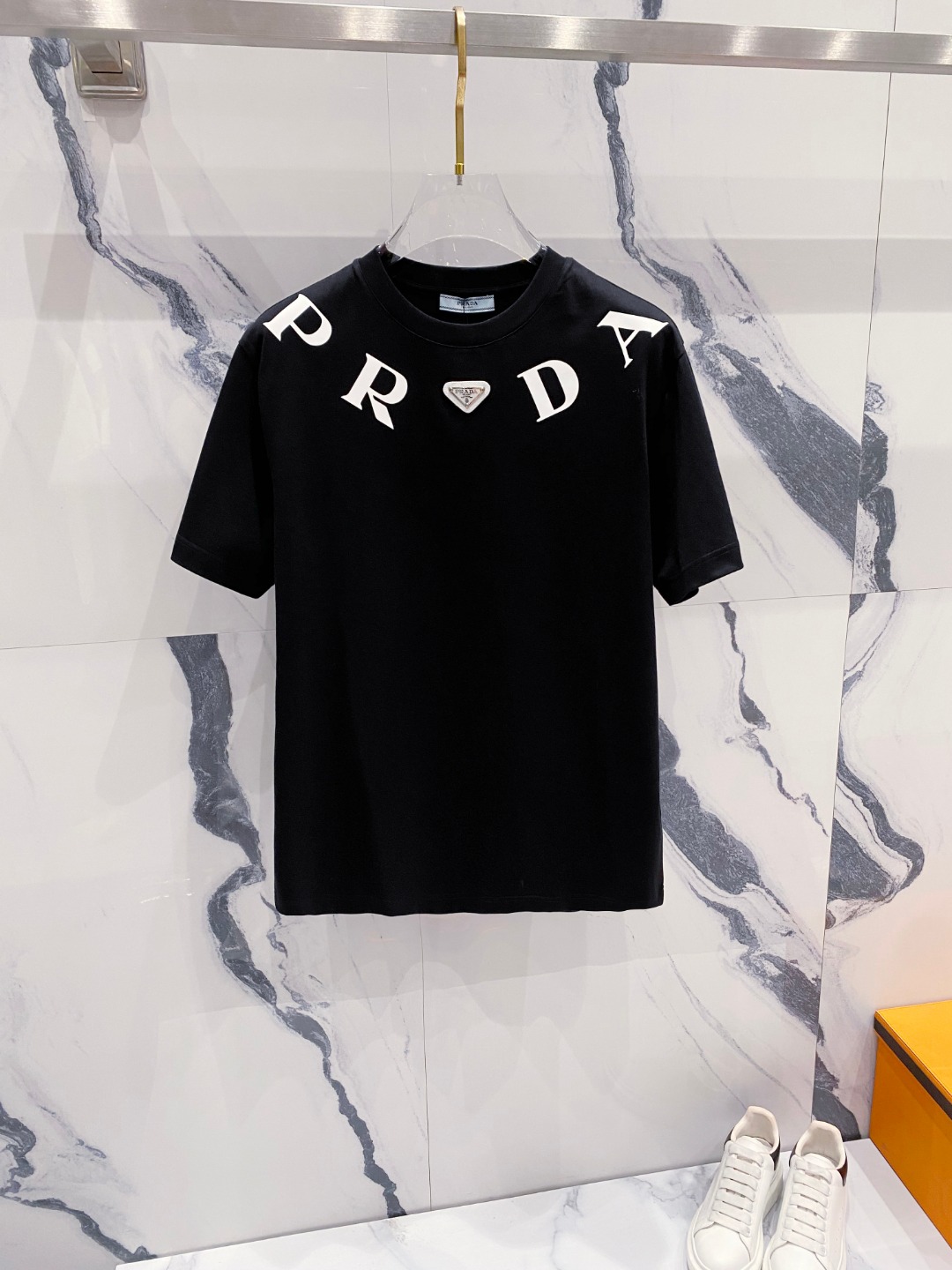 NO:424199,Prada summer new style short-sleeved T-shirt for men and women,!  Customized exclusive pure cotton fabric, customized original craft threads, and chest heavy-work letter logo craft design!  Simple and generous, calm and versatile, extremely high-end, perfectly integrated with fashion and style, a top fashionable style that perfectly suits the outside wear!  The overall feeling is natural!  The ultimate classic versatile short-sleeved T-shirt is designed with the latest three-dimensional letter logo pattern elements!  The ultimate perfection of heavy industry!  Fans who pursue high quality are please buy them by themselves, and all fans who know the goods are invited to appreciate this model together!  !  Size S-2XL S S S Shoulder Width 46 Bust 102 Clothes 66 Sleeve length 22 M Sleeve width 47 Bust 106 Clothes 67 Sleeve length 23 L Sleeve width 48 Bust 110 Clothes 68 Sleeve length 24 XL Sleeve width 49 Bust 114 Clothes 69 Sleeve length 25 2XL Sleeve width 50 Bust 116 Clothes 70 Sleeve length 26,,prada,T-shirt,tees,t-shirt,alexander wang19860909普拉达 夏装新款男女同款短袖T恤,！定制专属纯棉面料,定制原版工艺螺纹,胸前重工字母logo工艺设计！简约大方,从容百搭,档次极高,完美融入时尚还有风情感一款完美符合外穿的顶尖时髦气质款！整体给人浑然天成的感觉！极致经典的百搭型短袖T恤,采用最新的立体字母logo图案元素设计！极致的重工极致的完美！追求高品质的粉丝们请自行抢购,诚邀所有识货的粉丝一同鉴赏此款！！ 尺码S-2XL S码肩宽46 胸围102 衣长66 袖长22 M码肩宽47 胸围106 衣长67 袖长23 L码肩宽48 胸围110 衣长68 袖长24 XL码肩宽49 胸围114 衣长69 袖长25 2XL码肩宽50 胸围116 衣长70 袖长26,,prada,T-shirt,tees，t-shirt,alexander wang,Men's clothing