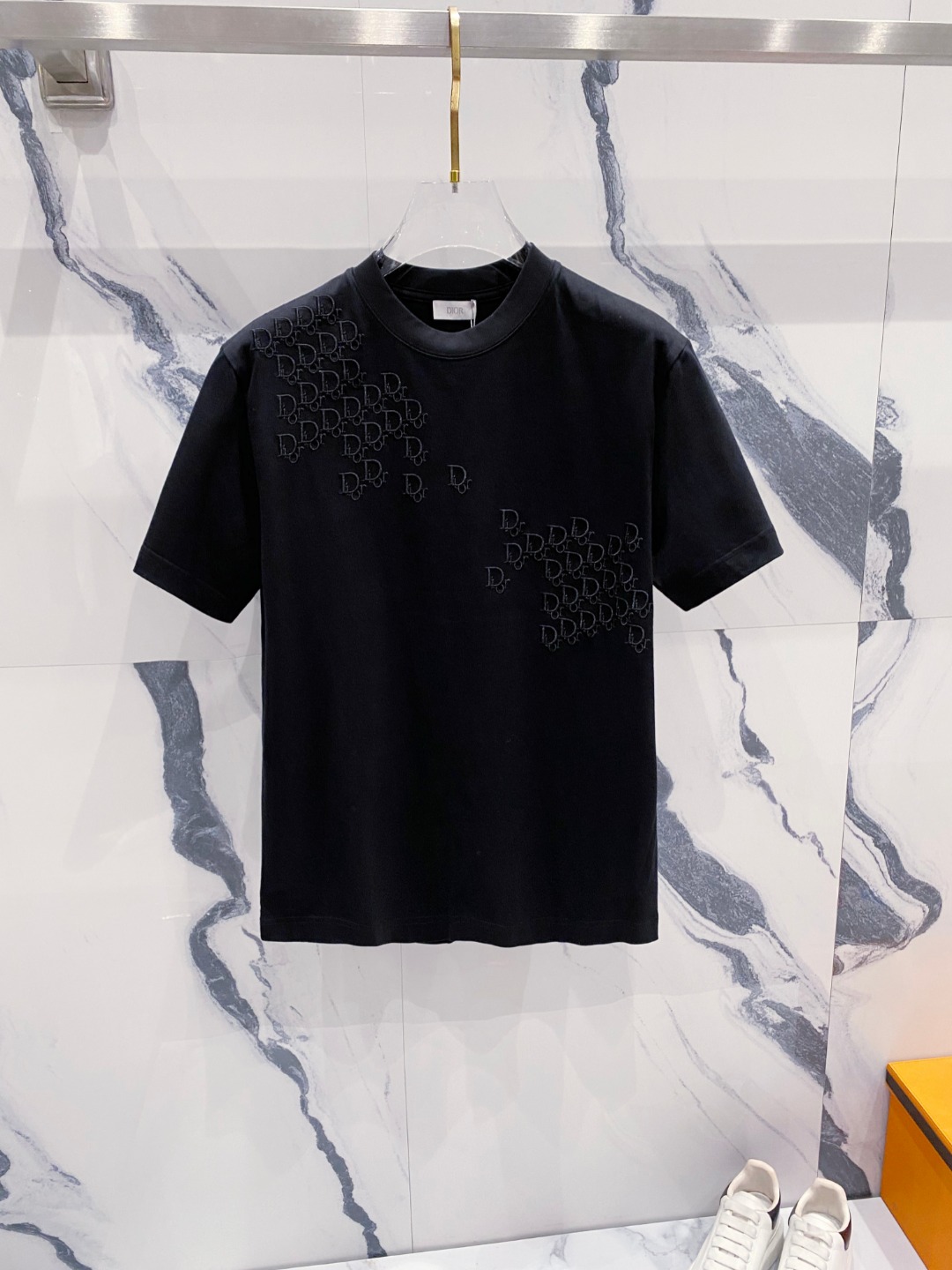 NO:424208,Dior summer clothes new short-sleeved T-shirt for men and women,!  Customized exclusive pure cotton fabric, customized original craft threads, and chest heavy-work letter logo craft design!  Simple and generous, calm and versatile, extremely high-end, perfectly integrated with fashion and style, a top fashionable style that perfectly suits the outside wear!  The overall feeling is natural!  The ultimate classic versatile short-sleeved T-shirt is designed with the latest three-dimensional letter logo pattern elements!  The ultimate perfection of heavy industry!  Fans who pursue high quality are please buy them by themselves, and all fans who know the goods are invited to appreciate this model together!  !  Size S-2XL S S S Shoulder Width 46 Bust 102 Clothes 66 Sleeve length 22 M Sleeve width 47 Bust 106 Clothes 67 Sleeve length 23 L Sleeve width 48 Bust 110 Clothes 68 Sleeve length 24 XL Sleeve width 49 Bust 114 Clothes 69 Sleeve length 25 2XL Sleeve width 50 Bust 116 Clothes 70 Sleeve length 26,,dior,T-shirt,tees,t-shirt,alexander wang19860909迪奥 夏装新款男女同款短袖T恤,！定制专属纯棉面料,定制原版工艺螺纹,胸前重工字母logo工艺设计！简约大方,从容百搭,档次极高,完美融入时尚还有风情感一款完美符合外穿的顶尖时髦气质款！整体给人浑然天成的感觉！极致经典的百搭型短袖T恤,采用最新的立体字母logo图案元素设计！极致的重工极致的完美！追求高品质的粉丝们请自行抢购,诚邀所有识货的粉丝一同鉴赏此款！！ 尺码S-2XL S码肩宽46 胸围102 衣长66 袖长22 M码肩宽47 胸围106 衣长67 袖长23 L码肩宽48 胸围110 衣长68 袖长24 XL码肩宽49 胸围114 衣长69 袖长25 2XL码肩宽50 胸围116 衣长70 袖长26,,dior,T-shirt,tees，t-shirt,alexander wang,Men's clothing