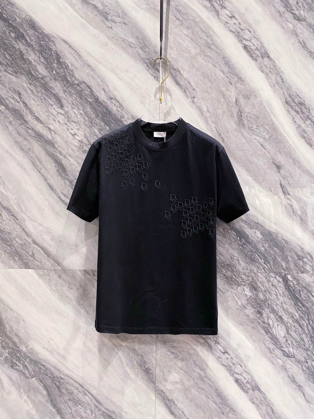 NO:458955,Dior 2025 summer clothing new short-sleeved T-shirt for men and women,!  Customized exclusive pure cotton fabric, customized original craft threads, and chest heavy-work letter logo craft design!  Simple and generous, calm and versatile, extremely high-end, perfectly integrated with fashion and style, a top fashionable style that perfectly suits the outside wear!  The overall feeling is natural!  The ultimate classic versatile short-sleeved T-shirt is designed with the latest three-dimensional letter logo pattern elements!  The ultimate perfection of heavy industry!  Fans who pursue high quality are please buy them by themselves, and all fans who know the goods are invited to appreciate this model together!  !  Size S-2XL S S S Shoulder Width 46 Bust 102 Clothes 66 Sleeve length 22 M Sleeve width 47 Bust 106 Clothes 67 Sleeve length 23 L Sleeve width 48 Bust 110 Clothes 68 Sleeve length 24 XL Sleeve width 49 Bust 114 Clothes 69 Sleeve length 25 2XL Sleeve width 50 Bust 116 Clothes 70 Sleeve length 26,,dior,T-shirt,tees,t-shirt,alexander wang19860909迪奥 2025夏装新款男女同款短袖T恤,！定制专属纯棉面料,定制原版工艺螺纹,胸前重工字母logo工艺设计！简约大方,从容百搭,档次极高,完美融入时尚还有风情感一款完美符合外穿的顶尖时髦气质款！整体给人浑然天成的感觉！极致经典的百搭型短袖T恤,采用最新的立体字母logo图案元素设计！极致的重工极致的完美！追求高品质的粉丝们请自行抢购,诚邀所有识货的粉丝一同鉴赏此款！！ 尺码S-2XL S码肩宽46 胸围102 衣长66 袖长22 M码肩宽47 胸围106 衣长67 袖长23 L码肩宽48 胸围110 衣长68 袖长24 XL码肩宽49 胸围114 衣长69 袖长25 2XL码肩宽50 胸围116 衣长70 袖长26,,dior,T-shirt,tees，t-shirt,alexander wang,Men's clothing