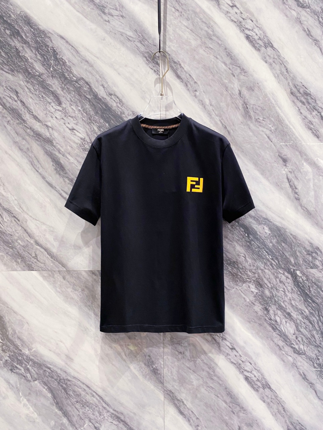 NO:458946,Fendi 2025 summer clothing new short-sleeved T-shirt for men and women,!  Customized exclusive pure cotton fabric, customized original craft threads, and chest heavy-work letter logo craft design!  Simple and generous, calm and versatile, extremely high-end, perfectly integrated with fashion and style, a top fashionable style that perfectly suits the outside wear!  The overall feeling is natural!  The ultimate classic versatile short-sleeved T-shirt is designed with the latest three-dimensional letter logo pattern elements!  The ultimate perfection of heavy industry!  Fans who pursue high quality are please buy them by themselves, and all fans who know the goods are invited to appreciate this model together!  !  Size S-2XL S S S Shoulder Width 46 Bust 102 Clothes 66 Sleeve length 22 M Sleeve width 47 Bust 106 Clothes 67 Sleeve length 23 L Sleeve width 48 Bust 110 Clothes 68 Sleeve length 24 XL Sleeve width 49 Bust 114 Clothes 69 Sleeve length 25 2XL Sleeve width 50 Bust 116 Clothes 70 Sleeve length 26,,fendi,T-shirt,tees,t-shirt,alexander wang19860909芬迪 2025夏装新款男女同款短袖T恤,！定制专属纯棉面料,定制原版工艺螺纹,胸前重工字母logo工艺设计！简约大方,从容百搭,档次极高,完美融入时尚还有风情感一款完美符合外穿的顶尖时髦气质款！整体给人浑然天成的感觉！极致经典的百搭型短袖T恤,采用最新的立体字母logo图案元素设计！极致的重工极致的完美！追求高品质的粉丝们请自行抢购,诚邀所有识货的粉丝一同鉴赏此款！！ 尺码S-2XL S码肩宽46 胸围102 衣长66 袖长22 M码肩宽47 胸围106 衣长67 袖长23 L码肩宽48 胸围110 衣长68 袖长24 XL码肩宽49 胸围114 衣长69 袖长25 2XL码肩宽50 胸围116 衣长70 袖长26,,fendi,T-shirt,tees，t-shirt,alexander wang,Men's clothing