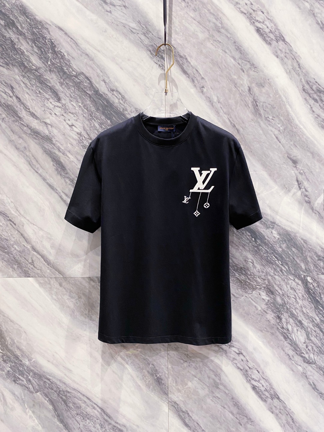 NO:458952,LV 2025 summer new men and women's short-sleeved T-shirt,!  Customized exclusive pure cotton fabric, customized original craft threads, and chest heavy-work letter logo craft design!  Simple and generous, calm and versatile, extremely high-end, perfectly integrated with fashion and style, a top fashionable style that perfectly suits the outside wear!  The overall feeling is natural!  The ultimate classic versatile short-sleeved T-shirt is designed with the latest three-dimensional letter logo pattern elements!  The ultimate perfection of heavy industry!  Fans who pursue high quality are please buy them by themselves, and all fans who know the goods are invited to appreciate this model together!  !  Size S-2XL S S S Shoulder Width 46 Bust 102 Clothes 66 Sleeve length 22 M Sleeve width 47 Bust 106 Clothes 67 Sleeve length 23 L Sleeve width 48 Bust 110 Clothes 68 Sleeve length 24 XL Sleeve width 49 Bust 114 Clothes 69 Sleeve length 25 2XL Sleeve width 50 Bust 116 Clothes 70 Sleeve length 26,,louis vuitton,T-shirt,tees,t-shirt,alexander wang19860909LV 2025夏装新款男女同款短袖T恤,！定制专属纯棉面料,定制原版工艺螺纹,胸前重工字母logo工艺设计！简约大方,从容百搭,档次极高,完美融入时尚还有风情感一款完美符合外穿的顶尖时髦气质款！整体给人浑然天成的感觉！极致经典的百搭型短袖T恤,采用最新的立体字母logo图案元素设计！极致的重工极致的完美！追求高品质的粉丝们请自行抢购,诚邀所有识货的粉丝一同鉴赏此款！！ 尺码S-2XL S码肩宽46 胸围102 衣长66 袖长22 M码肩宽47 胸围106 衣长67 袖长23 L码肩宽48 胸围110 衣长68 袖长24 XL码肩宽49 胸围114 衣长69 袖长25 2XL码肩宽50 胸围116 衣长70 袖长26,,louis vuitton,T-shirt,tees，t-shirt,alexander wang,Men's clothing