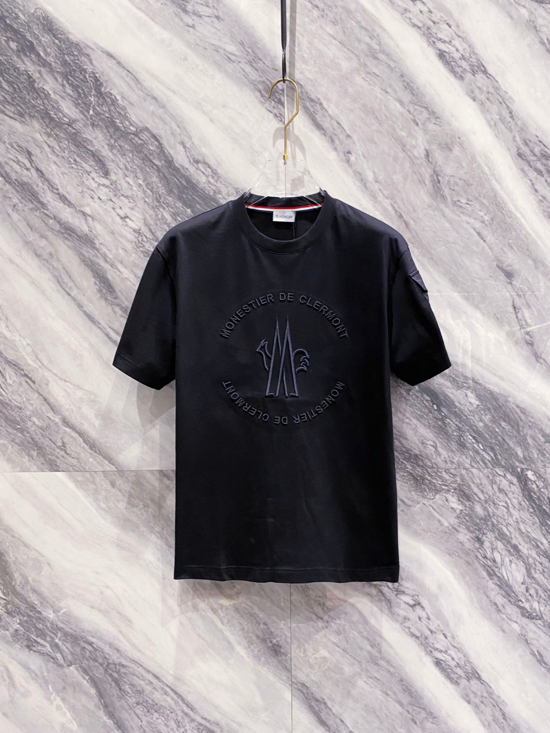 NO:458957,The 2025 summer clothes new short-sleeved T-shirt for men and women,!  Customized exclusive pure cotton fabric, customized original craft threads, and chest heavy-work letter logo craft design!  Simple and generous, calm and versatile, extremely high-end, perfectly integrated with fashion and style, a top fashionable style that perfectly suits the outside wear!  The overall feeling is natural!  The ultimate classic versatile short-sleeved T-shirt is designed with the latest three-dimensional letter logo pattern elements!  The ultimate perfection of heavy industry!  Fans who pursue high quality are please buy them by themselves, and all fans who know the goods are invited to appreciate this model together!  !  Size S-2XL S S S Shoulder Width 46 Bust 102 Clothes 66 Sleeve length 22 M Sleeve width 47 Bust 106 Clothes 67 Sleeve length 23 L Sleeve width 48 Bust 110 Clothes 68 Sleeve length 24 XL Sleeve width 49 Bust 114 Clothes 69 Sleeve length 25 2XL Sleeve width 50 Bust 116 Clothes 70 Sleeve length 26, Moncler, T-shirt,tees, t-shirt,alexander wang19860909蒙口 2025夏装新款男女同款短袖T恤,！定制专属纯棉面料,定制原版工艺螺纹,胸前重工字母logo工艺设计！简约大方,从容百搭,档次极高,完美融入时尚还有风情感一款完美符合外穿的顶尖时髦气质款！整体给人浑然天成的感觉！极致经典的百搭型短袖T恤,采用最新的立体字母logo图案元素设计！极致的重工极致的完美！追求高品质的粉丝们请自行抢购,诚邀所有识货的粉丝一同鉴赏此款！！ 尺码S-2XL S码肩宽46 胸围102 衣长66 袖长22 M码肩宽47 胸围106 衣长67 袖长23 L码肩宽48 胸围110 衣长68 袖长24 XL码肩宽49 胸围114 衣长69 袖长25 2XL码肩宽50 胸围116 衣长70 袖长26,,Moncler,T-shirt,tees，t-shirt,alexander wang,Men's clothing