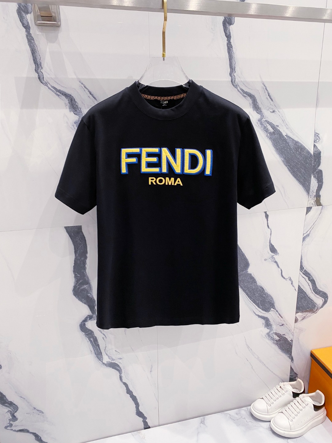 NO:424218,Fendi summer clothes new short-sleeved T-shirt for men and women,!  Customized exclusive pure cotton fabric, customized original craft threads, and chest heavy-work letter logo craft design!  Simple and generous, calm and versatile, extremely high-end, perfectly integrated with fashion and style, a top fashionable style that perfectly suits the outside wear!  The overall feeling is natural!  The ultimate classic versatile short-sleeved T-shirt is designed with the latest three-dimensional letter logo pattern elements!  The ultimate perfection of heavy industry!  Fans who pursue high quality are please buy them by themselves, and all fans who know the goods are invited to appreciate this model together!  !  Size S-2XL S S S Shoulder Width 46 Bust 102 Clothes 66 Sleeve length 22 M Sleeve width 47 Bust 106 Clothes 67 Sleeve length 23 L Sleeve width 48 Bust 110 Clothes 68 Sleeve length 24 XL Sleeve width 49 Bust 114 Clothes 69 Sleeve length 25 2XL Sleeve width 50 Bust 116 Clothes 70 Sleeve length 26,,fendi,T-shirt,tees,t-shirt,alexander wang19860909芬迪 夏装新款男女同款短袖T恤,！定制专属纯棉面料,定制原版工艺螺纹,胸前重工字母logo工艺设计！简约大方,从容百搭,档次极高,完美融入时尚还有风情感一款完美符合外穿的顶尖时髦气质款！整体给人浑然天成的感觉！极致经典的百搭型短袖T恤,采用最新的立体字母logo图案元素设计！极致的重工极致的完美！追求高品质的粉丝们请自行抢购,诚邀所有识货的粉丝一同鉴赏此款！！ 尺码S-2XL S码肩宽46 胸围102 衣长66 袖长22 M码肩宽47 胸围106 衣长67 袖长23 L码肩宽48 胸围110 衣长68 袖长24 XL码肩宽49 胸围114 衣长69 袖长25 2XL码肩宽50 胸围116 衣长70 袖长26,,fendi,T-shirt,tees，t-shirt,alexander wang,Men's clothing