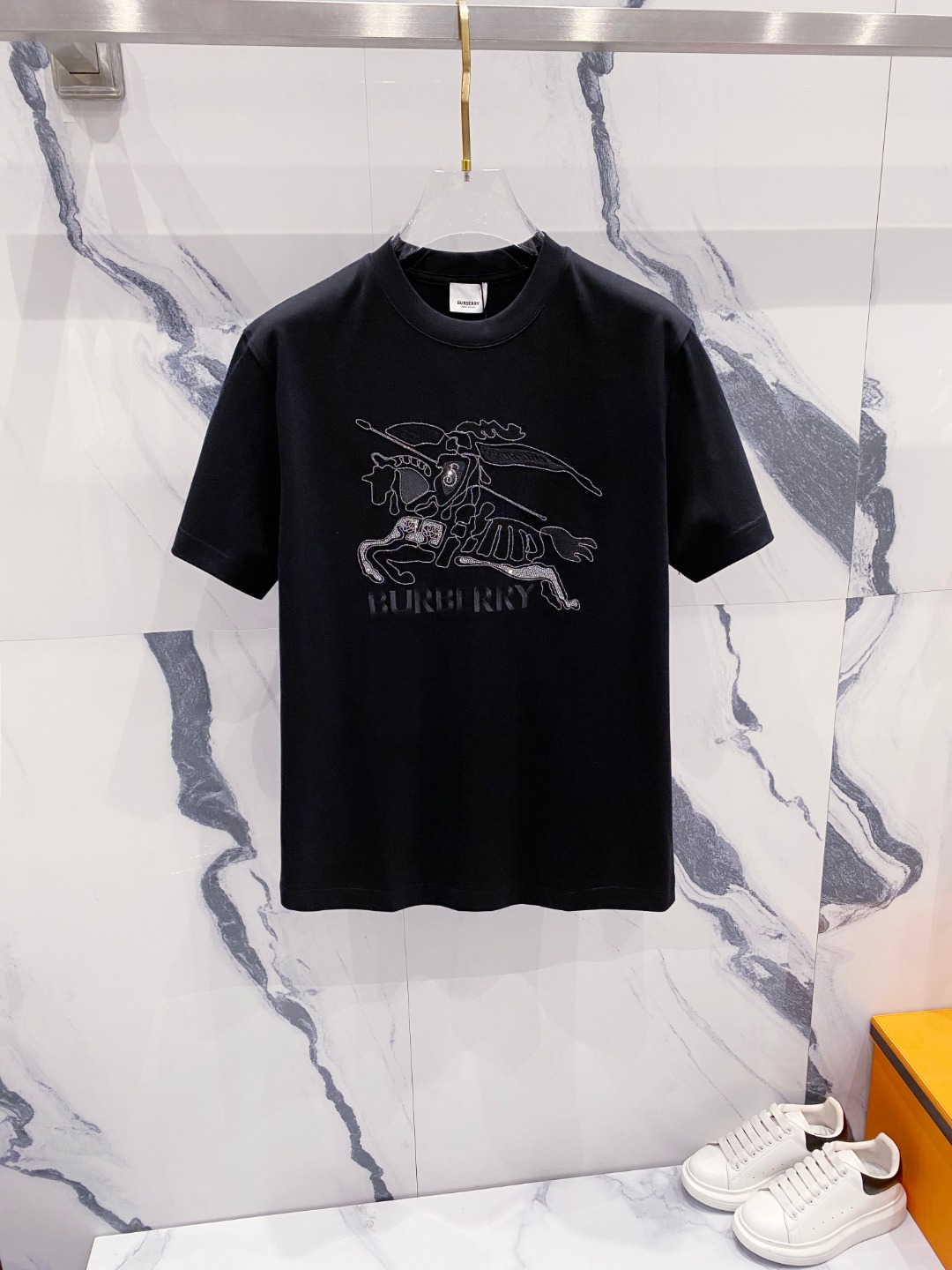 NO:424227,Burberry summer new short-sleeved T-shirt for men and women,!  Customized exclusive pure cotton fabric, customized original craft threads, and chest heavy-work letter logo craft design!  Simple and generous, calm and versatile, extremely high-end, perfectly integrated with fashion and style, a top fashionable style that perfectly suits the outside wear!  The overall feeling is natural!  The ultimate classic versatile short-sleeved T-shirt is designed with the latest three-dimensional letter logo pattern elements!  The ultimate perfection of heavy industry!  Fans who pursue high quality are please buy them by themselves, and all fans who know the goods are invited to appreciate this model together!  !  Size S-2XL S S S Shoulder Width 46 Bust 102 Clothes 66 Sleeve length 22 M Sleeve width 47 Bust 106 Clothes 67 Sleeve length 23 L Sleeve width 48 Bust 110 Clothes 68 Sleeve length 24 XL Sleeve width 49 Bust 114 Clothes 69 Sleeve length 25 2XL Sleeve width 50 Bust 116 Clothes 70 Sleeve length 26,,burberry,T-shirt,tees,t-shirt,alexander wang19860909巴宝莉 夏装新款男女同款短袖T恤,！定制专属纯棉面料,定制原版工艺螺纹,胸前重工字母logo工艺设计！简约大方,从容百搭,档次极高,完美融入时尚还有风情感一款完美符合外穿的顶尖时髦气质款！整体给人浑然天成的感觉！极致经典的百搭型短袖T恤,采用最新的立体字母logo图案元素设计！极致的重工极致的完美！追求高品质的粉丝们请自行抢购,诚邀所有识货的粉丝一同鉴赏此款！！ 尺码S-2XL S码肩宽46 胸围102 衣长66 袖长22 M码肩宽47 胸围106 衣长67 袖长23 L码肩宽48 胸围110 衣长68 袖长24 XL码肩宽49 胸围114 衣长69 袖长25 2XL码肩宽50 胸围116 衣长70 袖长26,,burberry,T-shirt,tees，t-shirt,alexander wang,Men's clothing