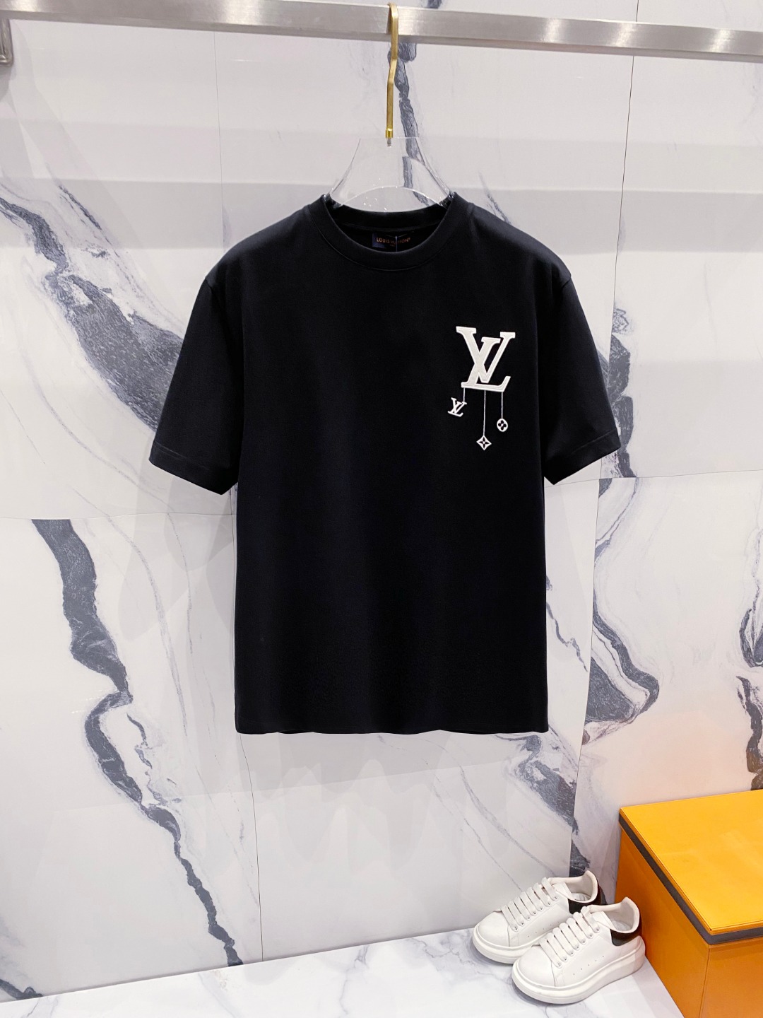 NO:424235,LV summer new men and women's short-sleeved T-shirt,!  Customized exclusive pure cotton fabric, customized original craft threads, and chest heavy-work letter logo craft design!  Simple and generous, calm and versatile, extremely high-end, perfectly integrated with fashion and style, a top fashionable style that perfectly suits the outside wear!  The overall feeling is natural!  The ultimate classic versatile short-sleeved T-shirt is designed with the latest three-dimensional letter logo pattern elements!  The ultimate perfection of heavy industry!  Fans who pursue high quality are please buy them by themselves, and all fans who know the goods are invited to appreciate this model together!  !  Size S-2XL S S S Shoulder Width 46 Bust 102 Clothes 66 Sleeve length 22 M Sleeve width 47 Bust 106 Clothes 67 Sleeve length 23 L Sleeve width 48 Bust 110 Clothes 68 Sleeve length 24 XL Sleeve width 49 Bust 114 Clothes 69 Sleeve length 25 2XL Sleeve width 50 Bust 116 Clothes 70 Sleeve length 26,,louis vuitton,T-shirt,tees,t-shirt,alexander wang19860909LV 夏装新款男女同款短袖T恤,！定制专属纯棉面料,定制原版工艺螺纹,胸前重工字母logo工艺设计！简约大方,从容百搭,档次极高,完美融入时尚还有风情感一款完美符合外穿的顶尖时髦气质款！整体给人浑然天成的感觉！极致经典的百搭型短袖T恤,采用最新的立体字母logo图案元素设计！极致的重工极致的完美！追求高品质的粉丝们请自行抢购,诚邀所有识货的粉丝一同鉴赏此款！！ 尺码S-2XL S码肩宽46 胸围102 衣长66 袖长22 M码肩宽47 胸围106 衣长67 袖长23 L码肩宽48 胸围110 衣长68 袖长24 XL码肩宽49 胸围114 衣长69 袖长25 2XL码肩宽50 胸围116 衣长70 袖长26,,louis vuitton,T-shirt,tees，t-shirt,alexander wang,Men's clothing