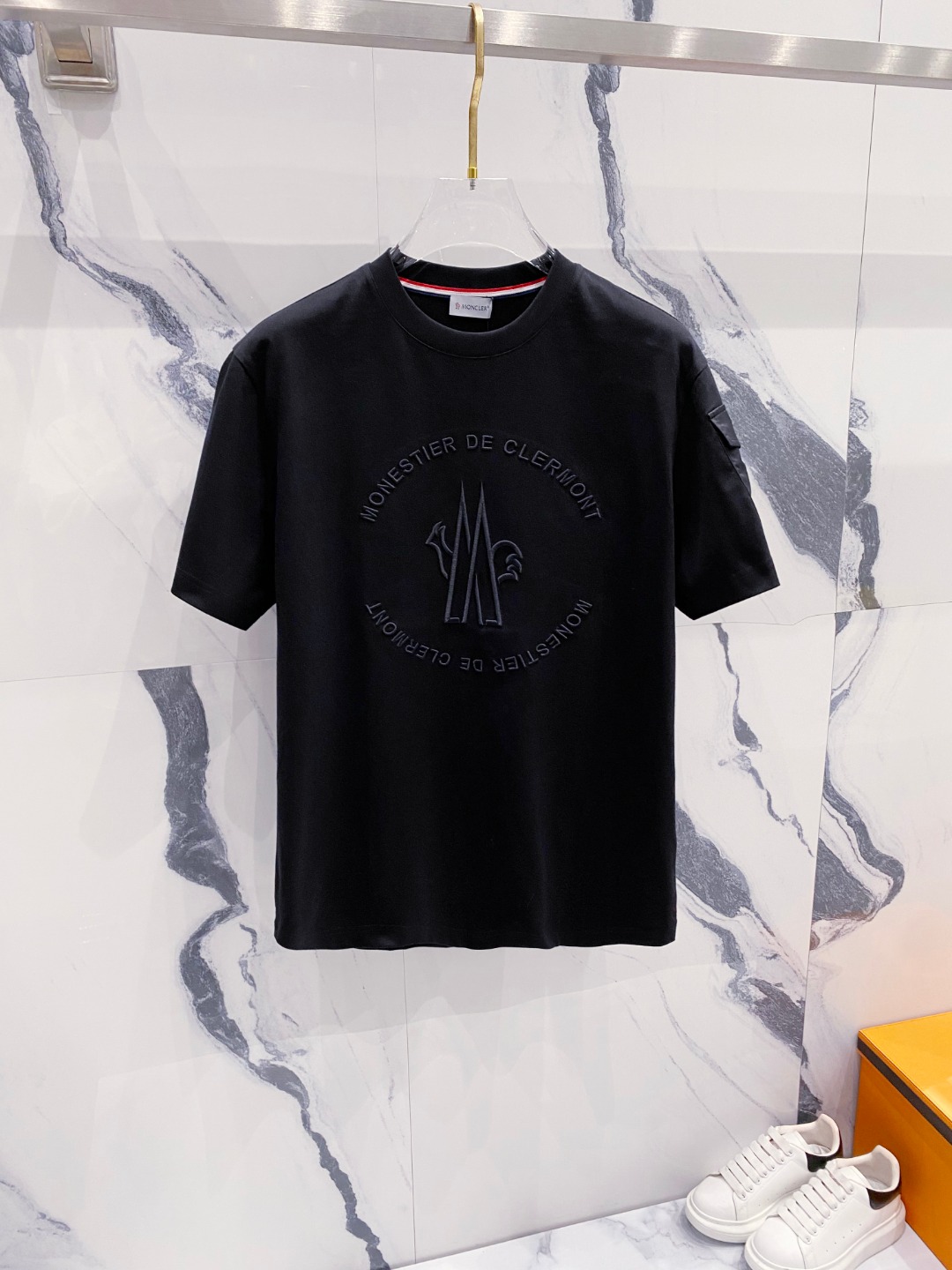 NO:424243,A new short-sleeved T-shirt for men and women in the same style,!  Customized exclusive pure cotton fabric, customized original craft threads, and chest heavy-work letter logo craft design!  Simple and generous, calm and versatile, extremely high-end, perfectly integrated with fashion and style, a top fashionable style that perfectly suits the outside wear!  The overall feeling is natural!  The ultimate classic versatile short-sleeved T-shirt is designed with the latest three-dimensional letter logo pattern elements!  The ultimate perfection of heavy industry!  Fans who pursue high quality are please buy them by themselves, and all fans who know the goods are invited to appreciate this model together!  !  Size S-2XL S S S Shoulder Width 46 Bust 102 Clothes 66 Sleeve length 22 M Sleeve width 47 Bust 106 Clothes 67 Sleeve length 23 L Sleeve width 48 Bust 110 Clothes 68 Sleeve length 24 XL Sleeve width 49 Bust 114 Clothes 69 Sleeve length 25 2XL Sleeve width 50 Bust 116 Clothes 70 Sleeve length 26, Moncler, T-shirt,tees, t-shirt,alexander wang19860909蒙口 夏装新款男女同款短袖T恤,！定制专属纯棉面料,定制原版工艺螺纹,胸前重工字母logo工艺设计！简约大方,从容百搭,档次极高,完美融入时尚还有风情感一款完美符合外穿的顶尖时髦气质款！整体给人浑然天成的感觉！极致经典的百搭型短袖T恤,采用最新的立体字母logo图案元素设计！极致的重工极致的完美！追求高品质的粉丝们请自行抢购,诚邀所有识货的粉丝一同鉴赏此款！！ 尺码S-2XL S码肩宽46 胸围102 衣长66 袖长22 M码肩宽47 胸围106 衣长67 袖长23 L码肩宽48 胸围110 衣长68 袖长24 XL码肩宽49 胸围114 衣长69 袖长25 2XL码肩宽50 胸围116 衣长70 袖长26,,Moncler,T-shirt,tees，t-shirt,alexander wang,Men's clothing