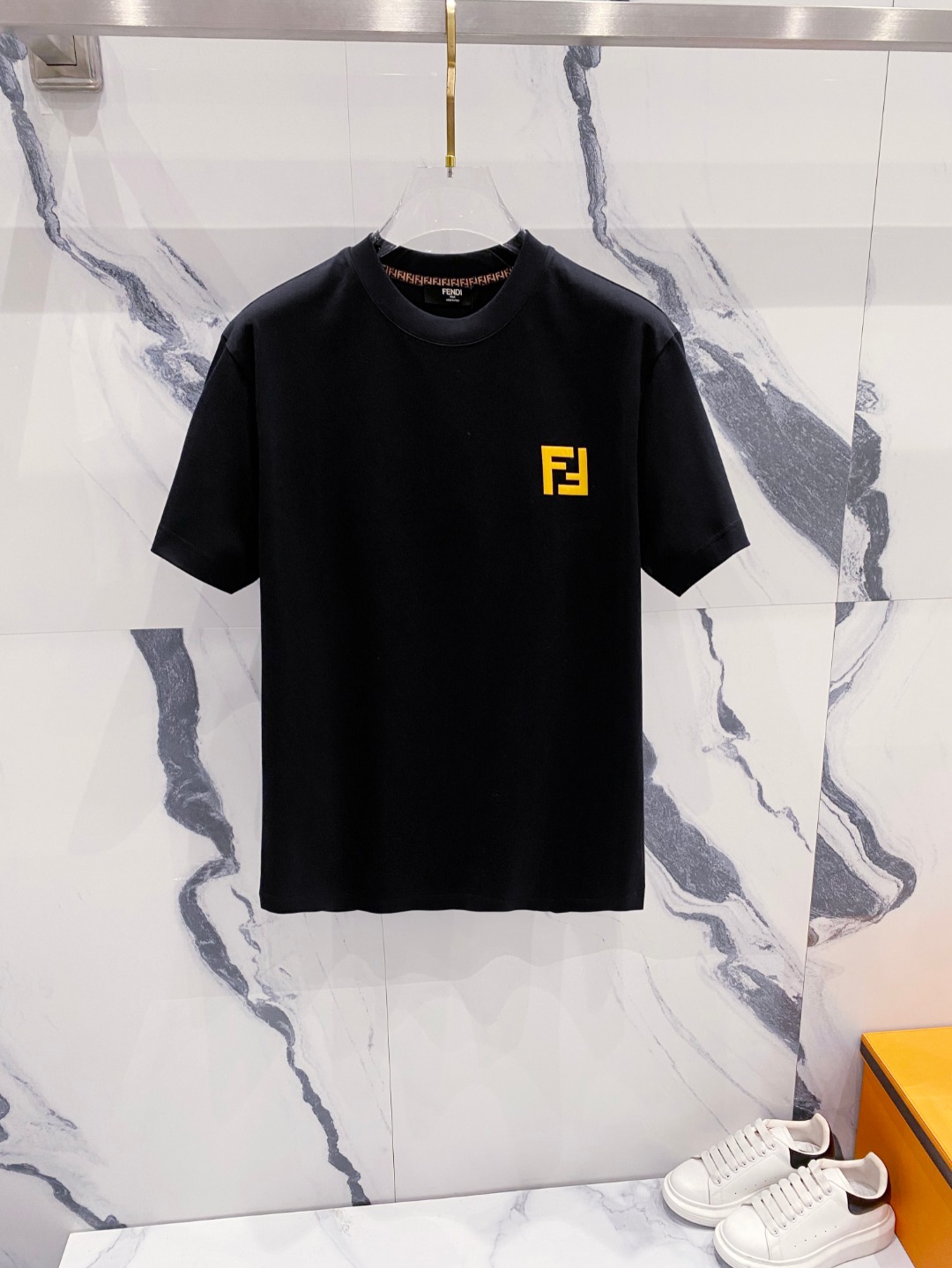 NO:424250,Fendi summer clothes new short-sleeved T-shirt for men and women,!  Customized exclusive pure cotton fabric, customized original craft threads, and chest heavy-work letter logo craft design!  Simple and generous, calm and versatile, extremely high-end, perfectly integrated with fashion and style, a top fashionable style that perfectly suits the outside wear!  The overall feeling is natural!  The ultimate classic versatile short-sleeved T-shirt is designed with the latest three-dimensional letter logo pattern elements!  The ultimate perfection of heavy industry!  Fans who pursue high quality are please buy them by themselves, and all fans who know the goods are invited to appreciate this model together!  !  Size S-2XL S S S Shoulder Width 46 Bust 102 Clothes 66 Sleeve length 22 M Sleeve width 47 Bust 106 Clothes 67 Sleeve length 23 L Sleeve width 48 Bust 110 Clothes 68 Sleeve length 24 XL Sleeve width 49 Bust 114 Clothes 69 Sleeve length 25 2XL Sleeve width 50 Bust 116 Clothes 70 Sleeve length 26,,fendi,T-shirt,tees,t-shirt,alexander wang19860909芬迪 夏装新款男女同款短袖T恤,！定制专属纯棉面料,定制原版工艺螺纹,胸前重工字母logo工艺设计！简约大方,从容百搭,档次极高,完美融入时尚还有风情感一款完美符合外穿的顶尖时髦气质款！整体给人浑然天成的感觉！极致经典的百搭型短袖T恤,采用最新的立体字母logo图案元素设计！极致的重工极致的完美！追求高品质的粉丝们请自行抢购,诚邀所有识货的粉丝一同鉴赏此款！！ 尺码S-2XL S码肩宽46 胸围102 衣长66 袖长22 M码肩宽47 胸围106 衣长67 袖长23 L码肩宽48 胸围110 衣长68 袖长24 XL码肩宽49 胸围114 衣长69 袖长25 2XL码肩宽50 胸围116 衣长70 袖长26,,fendi,T-shirt,tees，t-shirt,alexander wang,Men's clothing