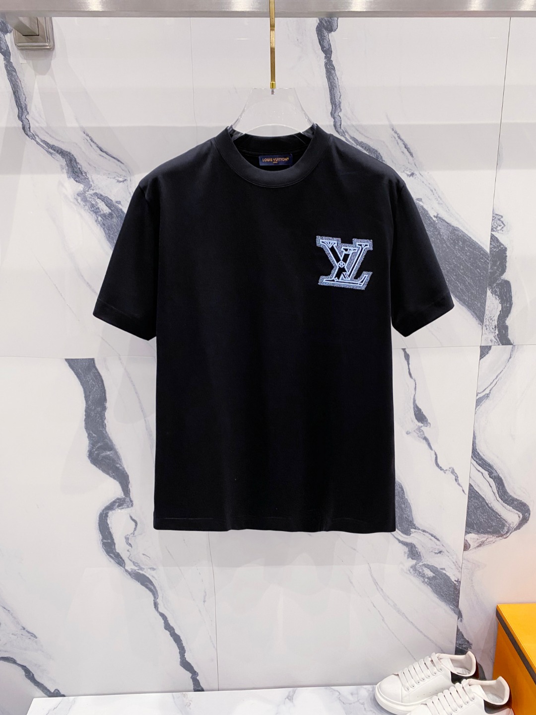 NO:424257,LV summer new men and women's short-sleeved T-shirt,!  Customized exclusive pure cotton fabric, customized original craft threads, and chest heavy-work letter logo craft design!  Simple and generous, calm and versatile, extremely high-end, perfectly integrated with fashion and style, a top fashionable style that perfectly suits the outside wear!  The overall feeling is natural!  The ultimate classic versatile short-sleeved T-shirt is designed with the latest three-dimensional letter logo pattern elements!  The ultimate perfection of heavy industry!  Fans who pursue high quality are please buy them by themselves, and all fans who know the goods are invited to appreciate this model together!  !  Size S-2XL S S S Shoulder Width 46 Bust 102 Clothes 66 Sleeve length 22 M Sleeve width 47 Bust 106 Clothes 67 Sleeve length 23 L Sleeve width 48 Bust 110 Clothes 68 Sleeve length 24 XL Sleeve width 49 Bust 114 Clothes 69 Sleeve length 25 2XL Sleeve width 50 Bust 116 Clothes 70 Sleeve length 26,,louis vuitton,T-shirt,tees,t-shirt,alexander wang19860909LV 夏装新款男女同款短袖T恤,！定制专属纯棉面料,定制原版工艺螺纹,胸前重工字母logo工艺设计！简约大方,从容百搭,档次极高,完美融入时尚还有风情感一款完美符合外穿的顶尖时髦气质款！整体给人浑然天成的感觉！极致经典的百搭型短袖T恤,采用最新的立体字母logo图案元素设计！极致的重工极致的完美！追求高品质的粉丝们请自行抢购,诚邀所有识货的粉丝一同鉴赏此款！！ 尺码S-2XL S码肩宽46 胸围102 衣长66 袖长22 M码肩宽47 胸围106 衣长67 袖长23 L码肩宽48 胸围110 衣长68 袖长24 XL码肩宽49 胸围114 衣长69 袖长25 2XL码肩宽50 胸围116 衣长70 袖长26,,louis vuitton,T-shirt,tees，t-shirt,alexander wang,Men's clothing